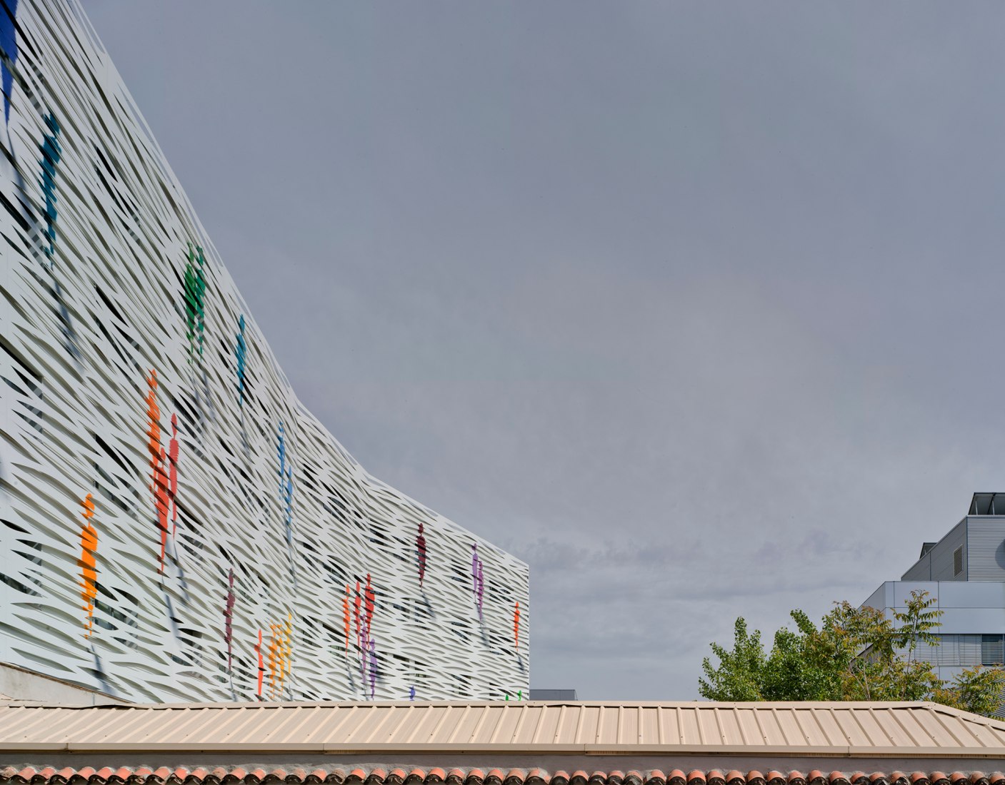 CUALTIS Headquarters, project by DENORTE and wallart by SUSO33. Photograph © David Frutos. 