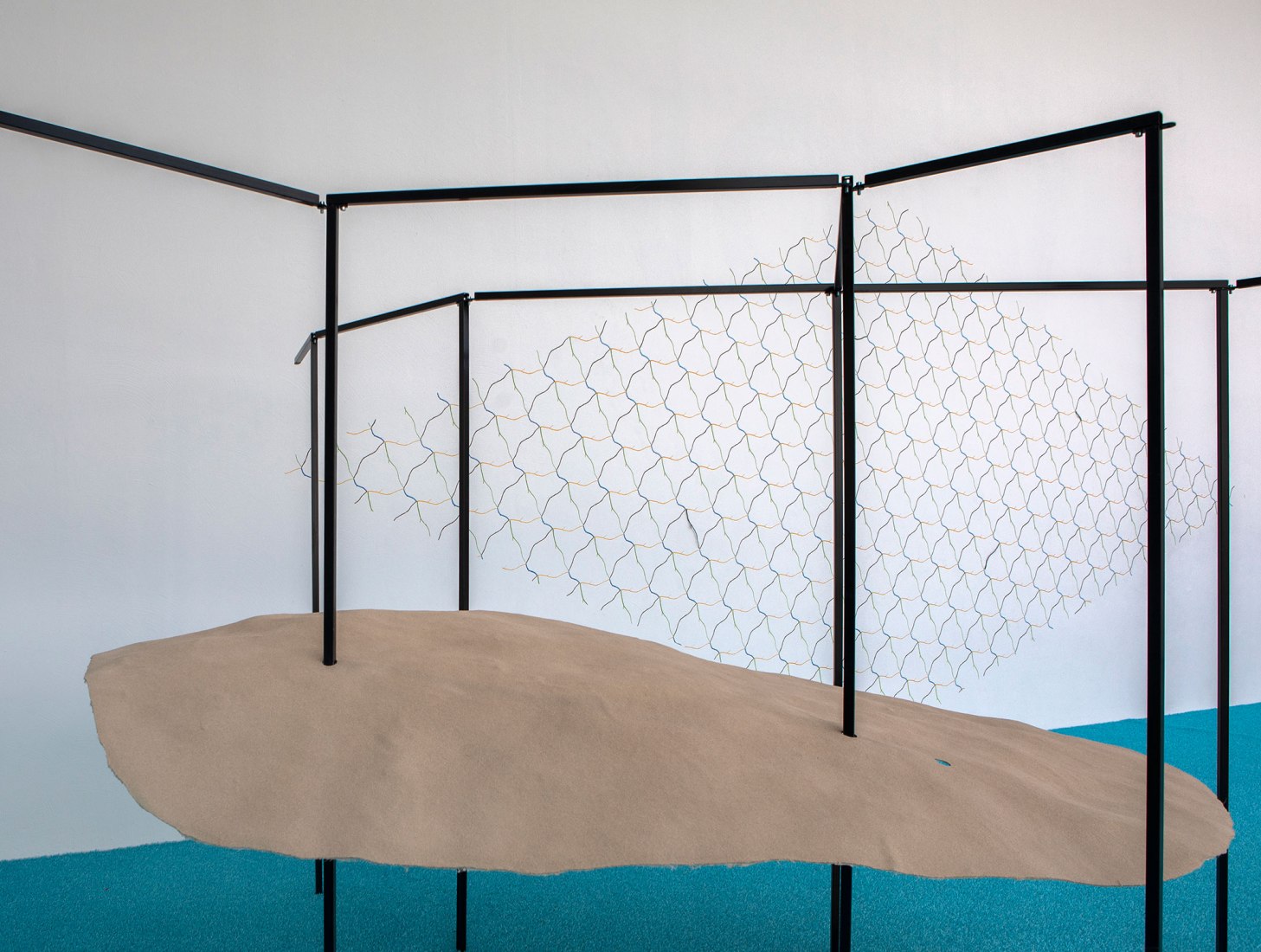 Daniel Steegmann Mangrané, «Economic Dune», Modelo sin Cualidades 2011. Fotografía por Petri Virtanen / Galería Nacional de Finlandia.