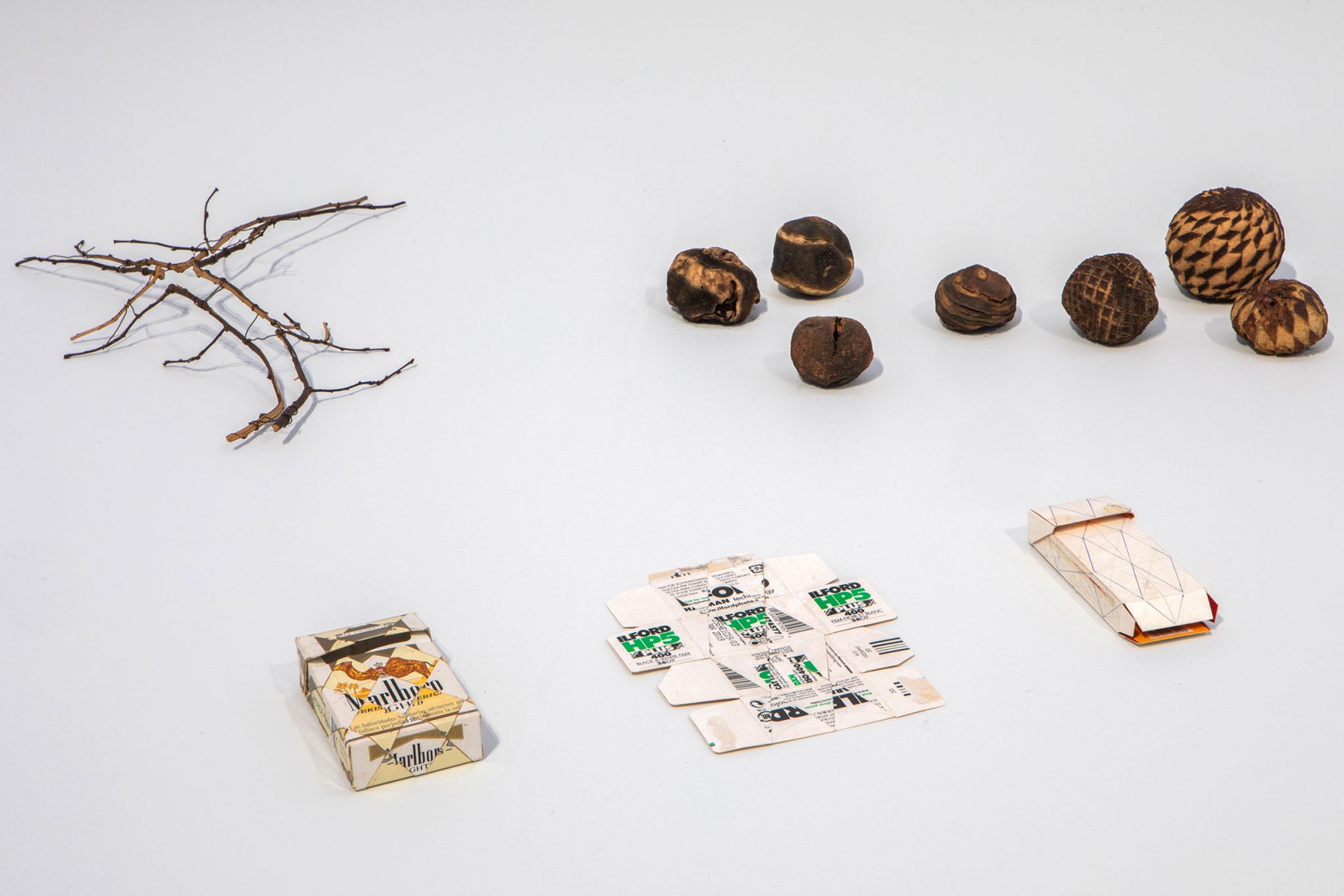 Daniel Steegmann Mangrané, «Table with Objects», 1998, en curso. Fotografía de película de 16 mm transferida a video HD.