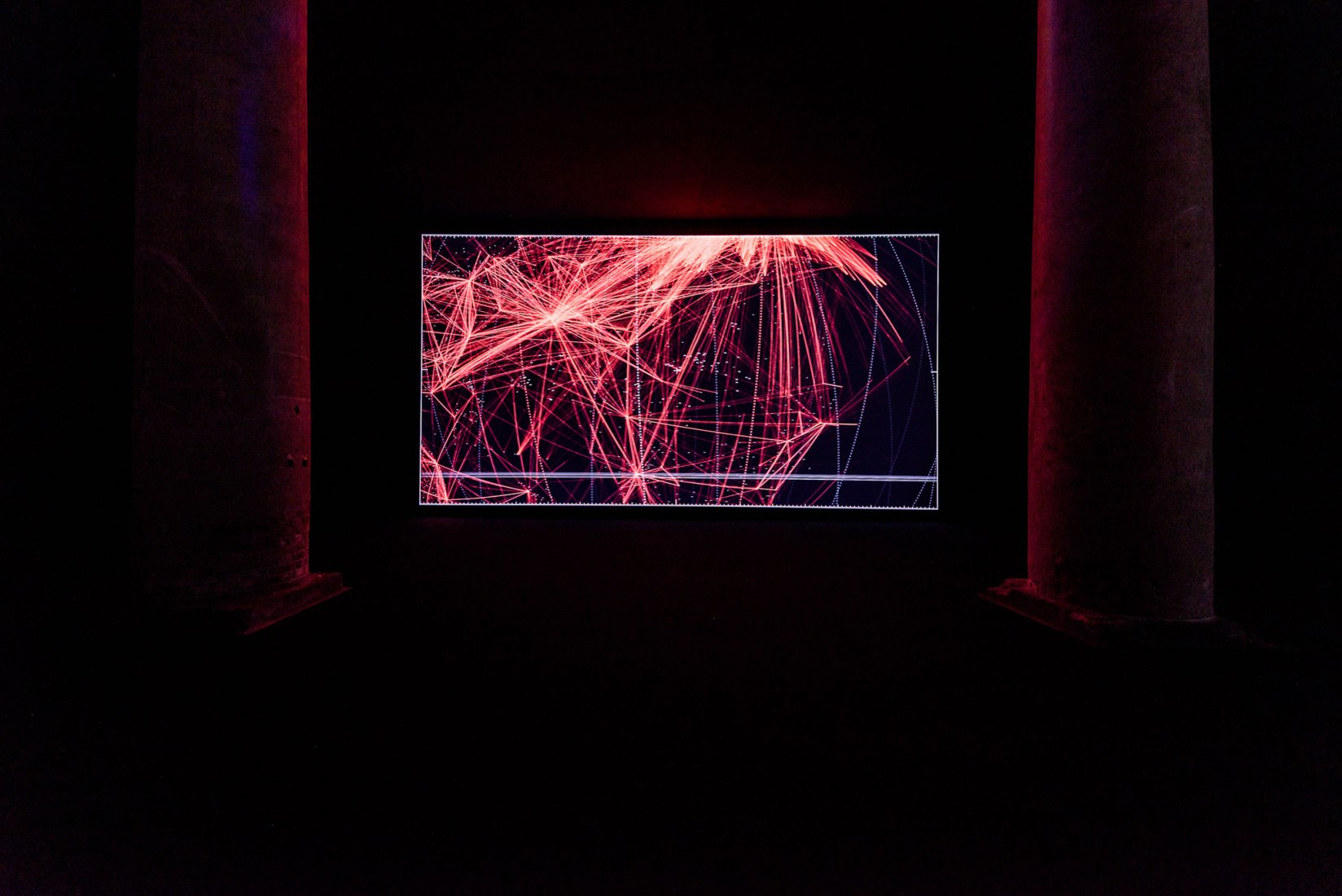 Data-verse 1, 2019, por Ryoji Ikeda. Proyector DCI-4K DLP, ordenador, altavoces. Fotografía por Andrea Avezzù. Cortesía de La Biennale di Venezia.