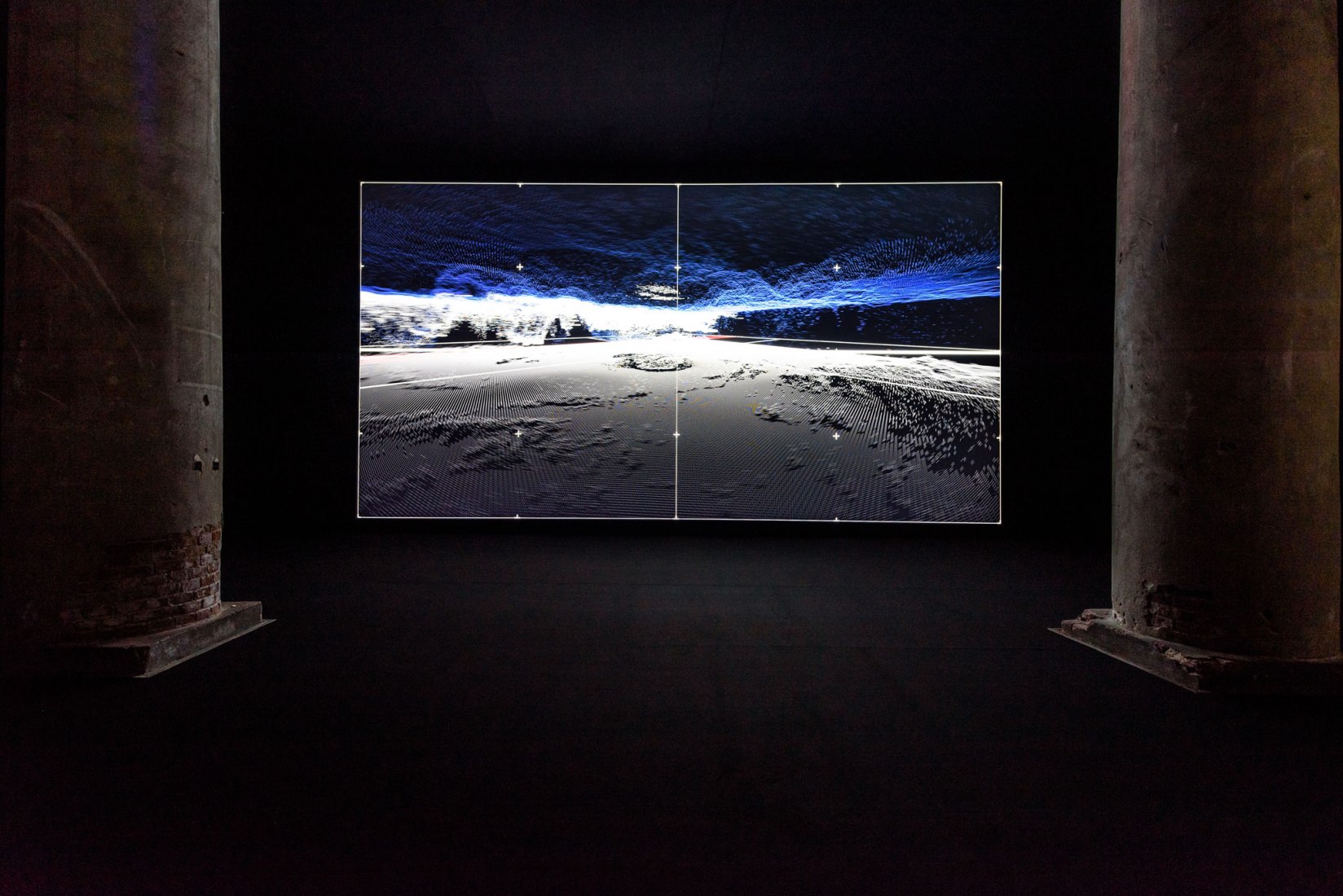 Data-verse 1, 2019, por Ryoji Ikeda. Proyector DCI-4K DLP, ordenador, altavoces. Fotografía por Andrea Avezzù. Cortesía de La Biennale di Venezia.