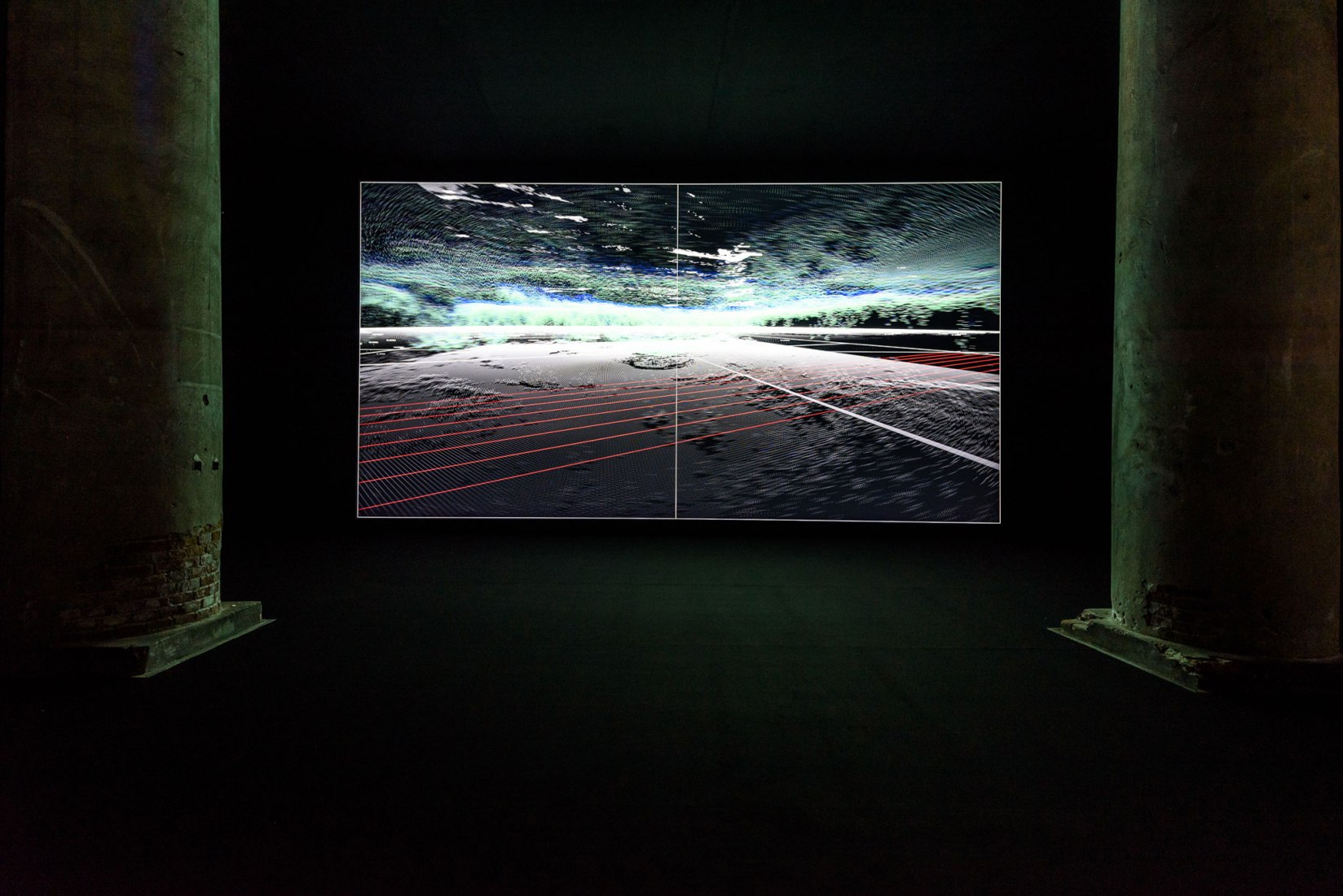 Data-verse 1, 2019, por Ryoji Ikeda. Proyector DCI-4K DLP, ordenador, altavoces. Fotografía por Andrea Avezzù. Cortesía de La Biennale di Venezia.