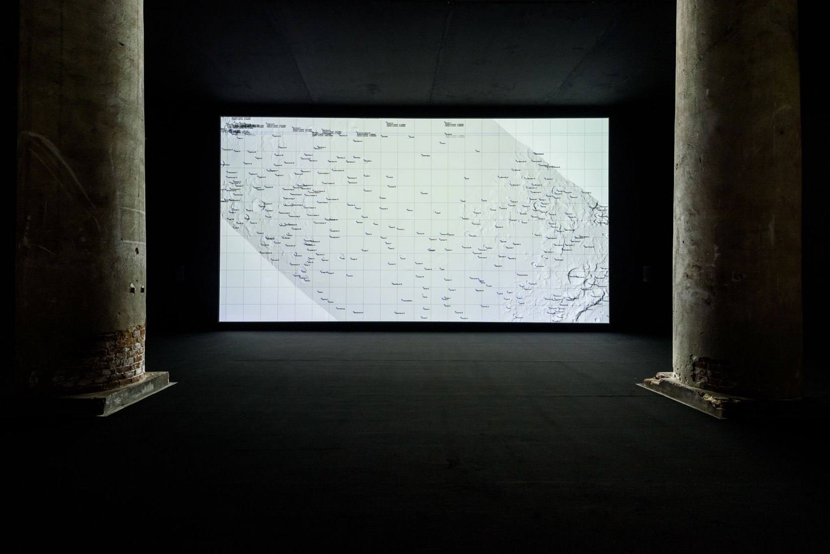 Data-verse 1, 2019, por Ryoji Ikeda. Proyector DCI-4K DLP, ordenador, altavoces. Fotografía por Andrea Avezzù. Cortesía de La Biennale di Venezia.