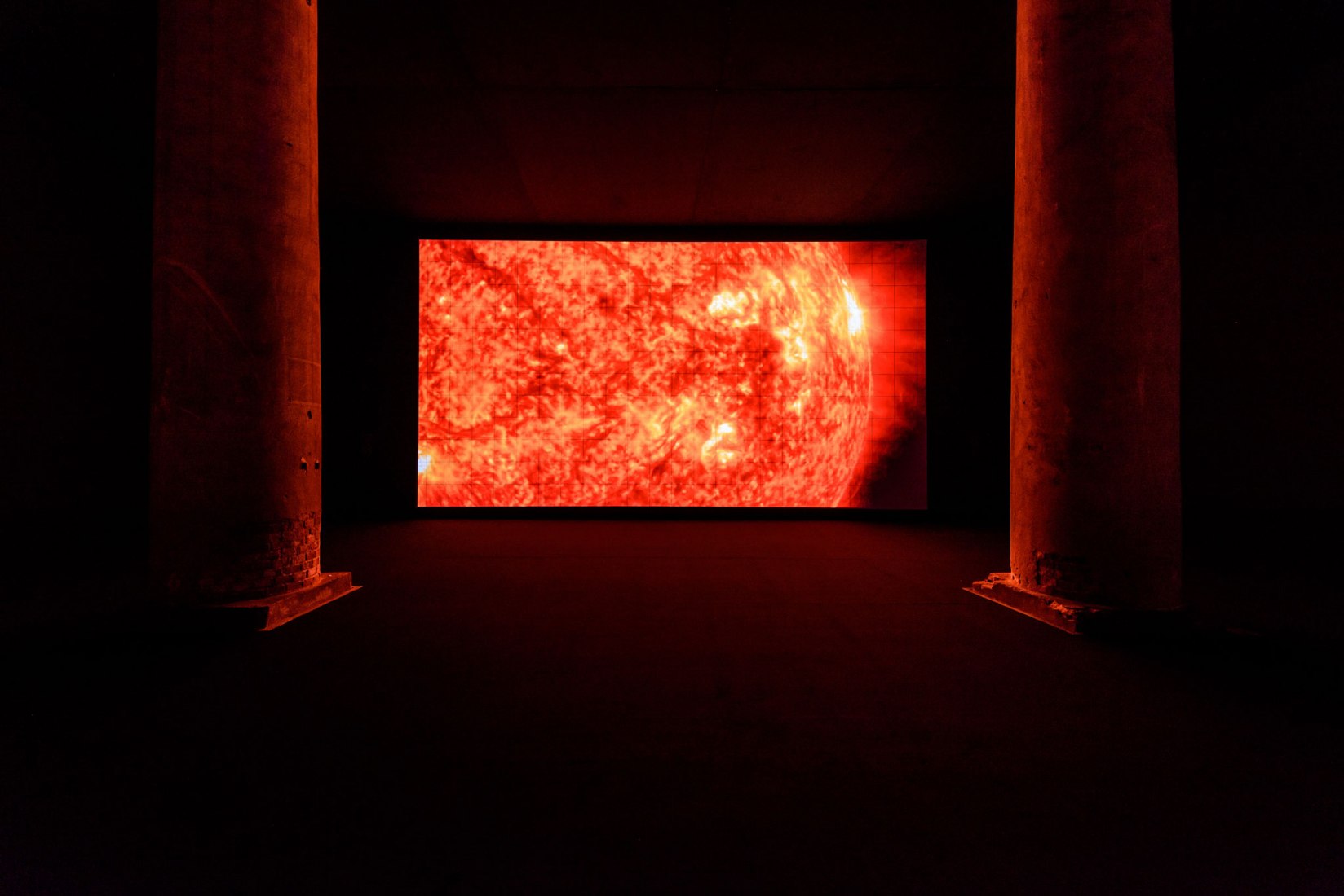 Data-verse 1, 2019, por Ryoji Ikeda. Proyector DCI-4K DLP, ordenador, altavoces. Fotografía por Andrea Avezzù. Cortesía de La Biennale di Venezia.