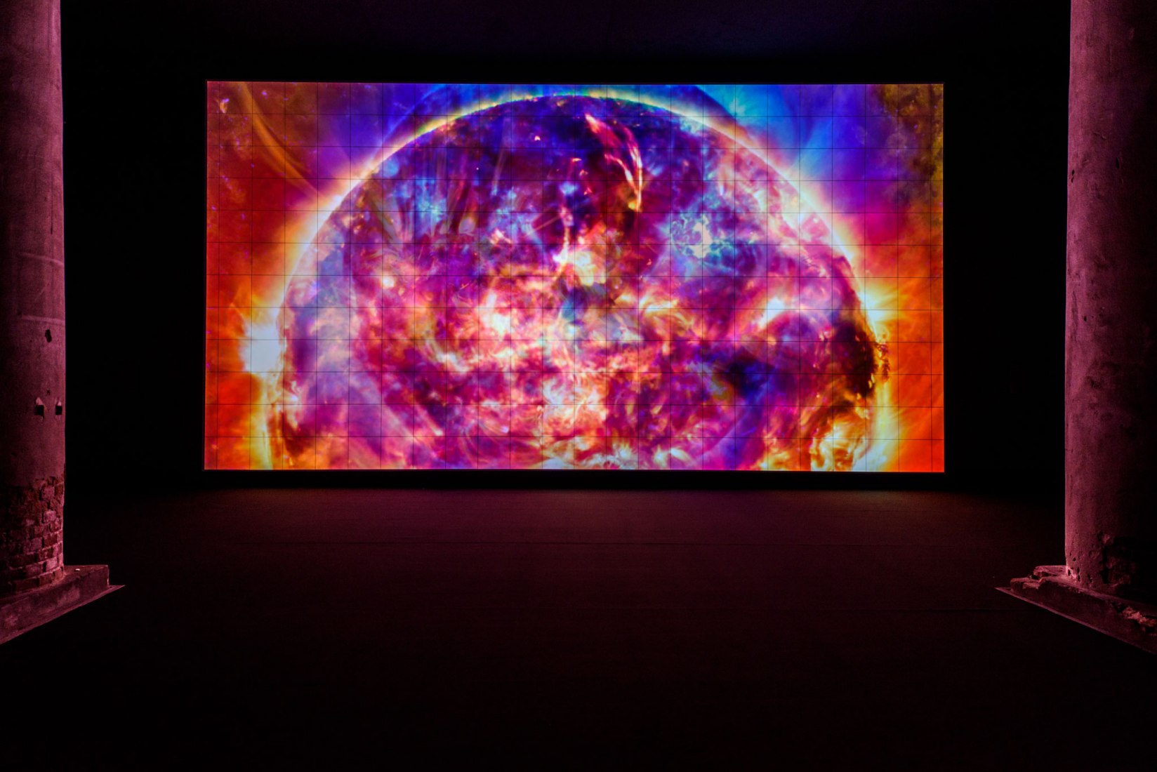 Data-verse 1, 2019, por Ryoji Ikeda. Proyector DCI-4K DLP, ordenador, altavoces. Fotografía por Andrea Avezzù. Cortesía de La Biennale di Venezia.