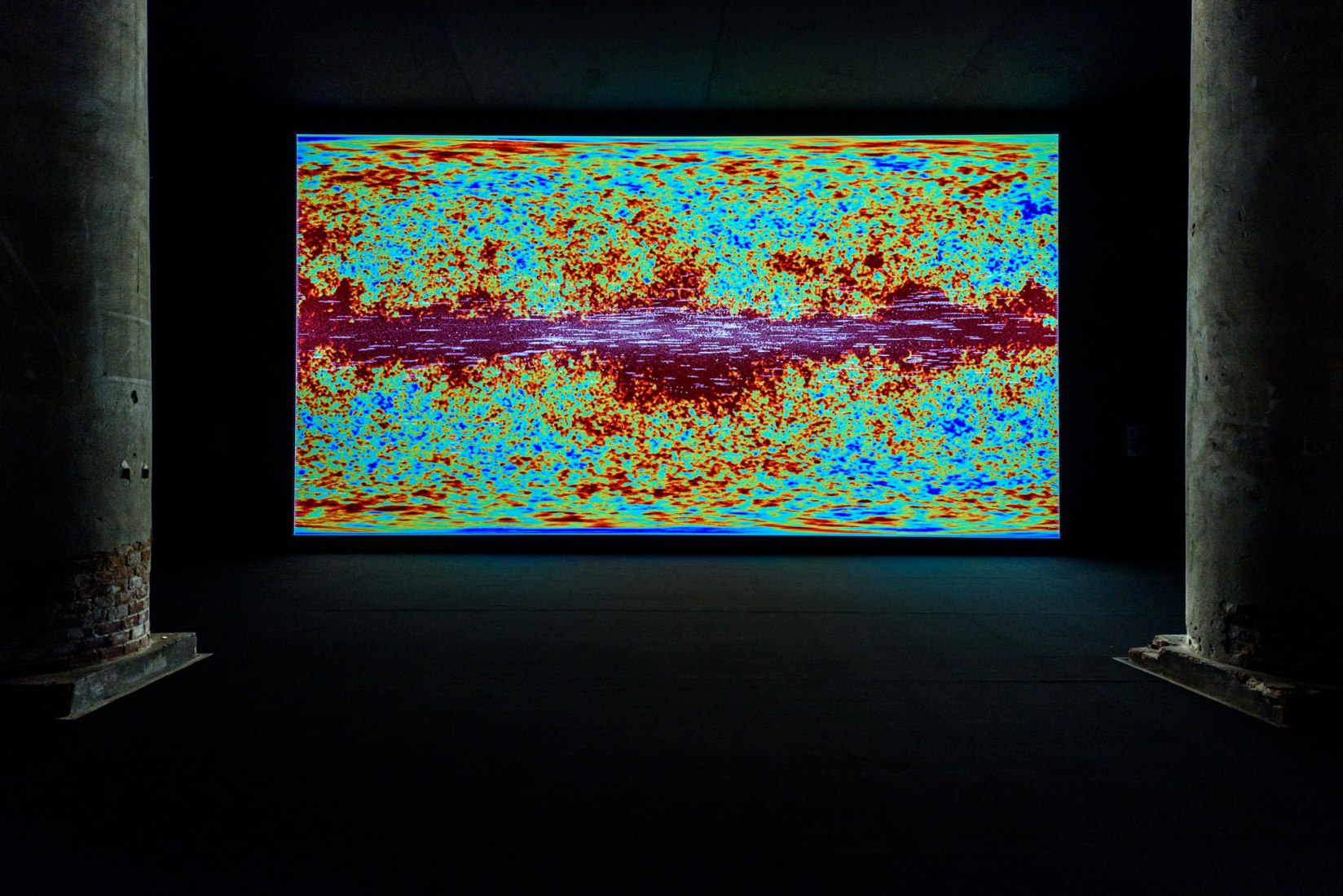 Data-verse 1, 2019, por Ryoji Ikeda. Proyector DCI-4K DLP, ordenador, altavoces. Fotografía por Andrea Avezzù. Cortesía de La Biennale di Venezia.