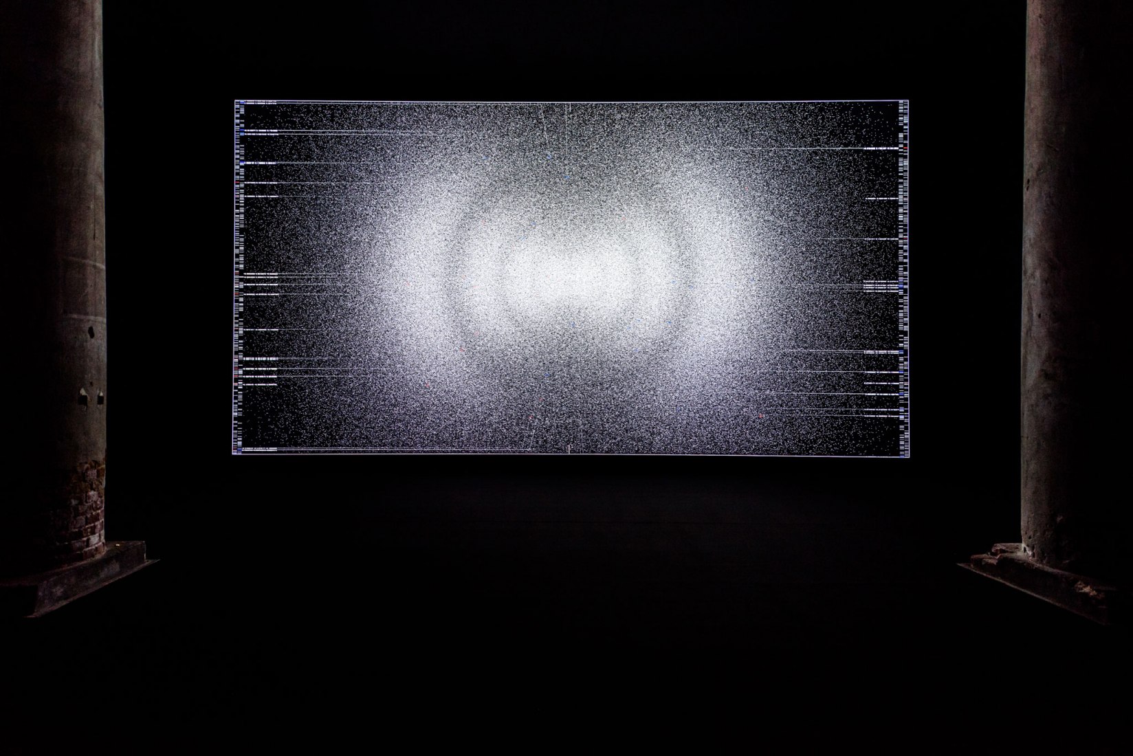 Data-verse 1, 2019, por Ryoji Ikeda. Proyector DCI-4K DLP, ordenador, altavoces. Fotografía por Andrea Avezzù. Cortesía de La Biennale di Venezia.
