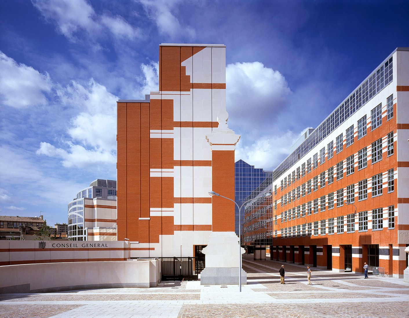 Los elementos paralelos del edificio del Capitolio Provincial en Toulouse, realizado por VSBA en 1999, forman una "calle cívica" © Fotografía por Matt Wargo