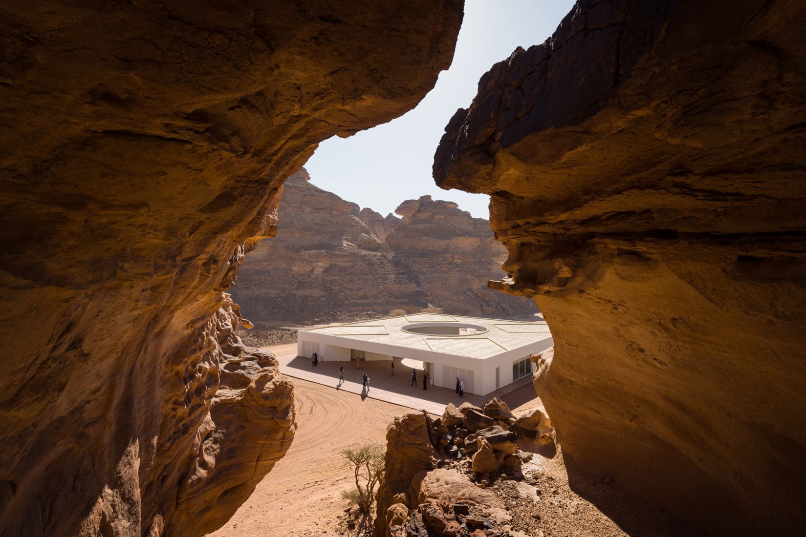 Centro de Visitantes Desert X AlUla 2024 por KWY.studio. Fotografía por Colin Robertson.