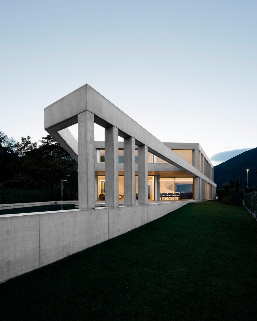 Casa Concrete por DF__DC architects. Fotografía por Giorgio Marafioti