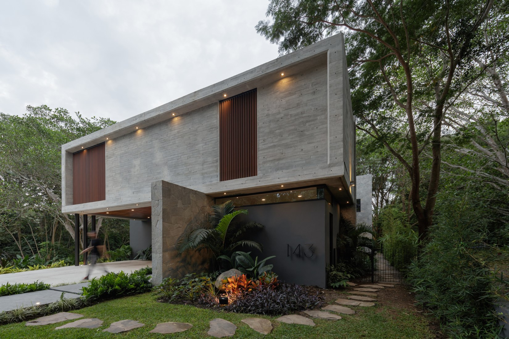 Casa Entreparotas by Di Frenna Arquitectos. Photograph by Lorena Darquea.