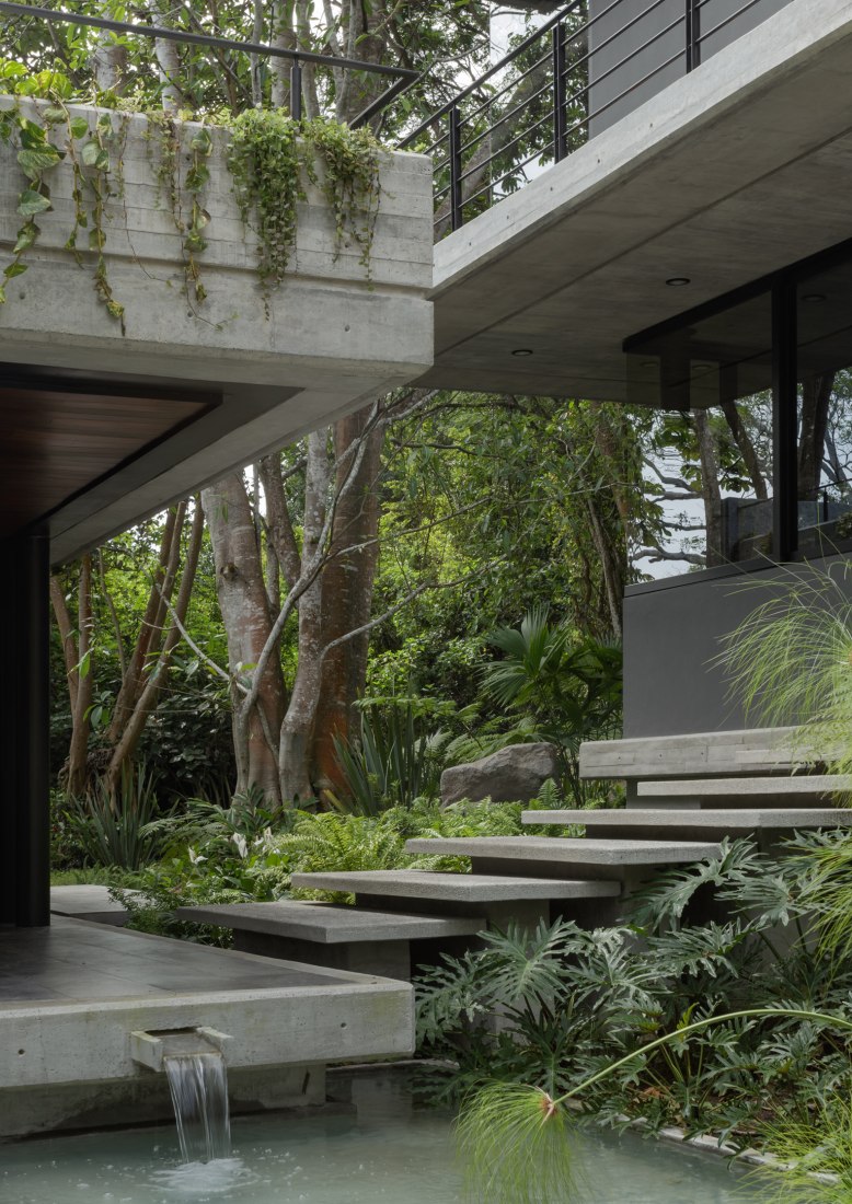 Casa Entreparotas by Di Frenna Arquitectos. Photograph by Lorena Darquea.