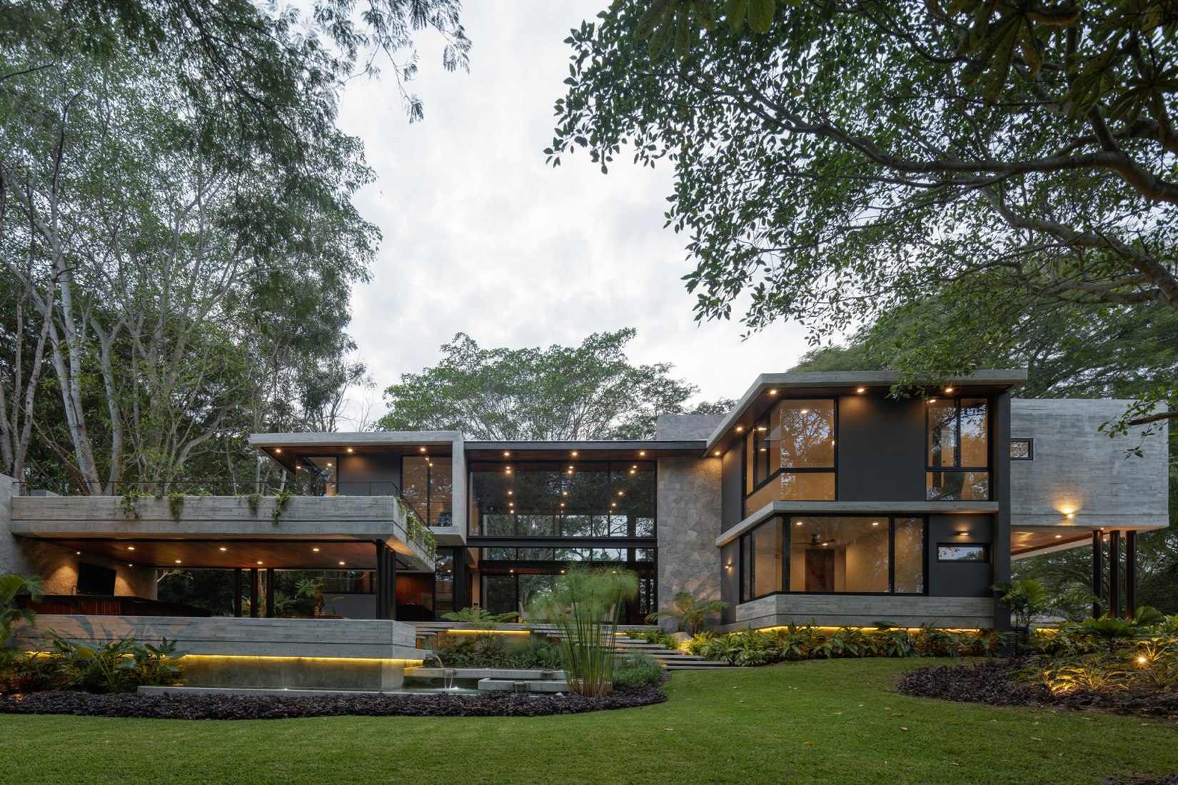 Casa Entreparotas by Di Frenna Arquitectos. Photograph by Lorena Darquea.