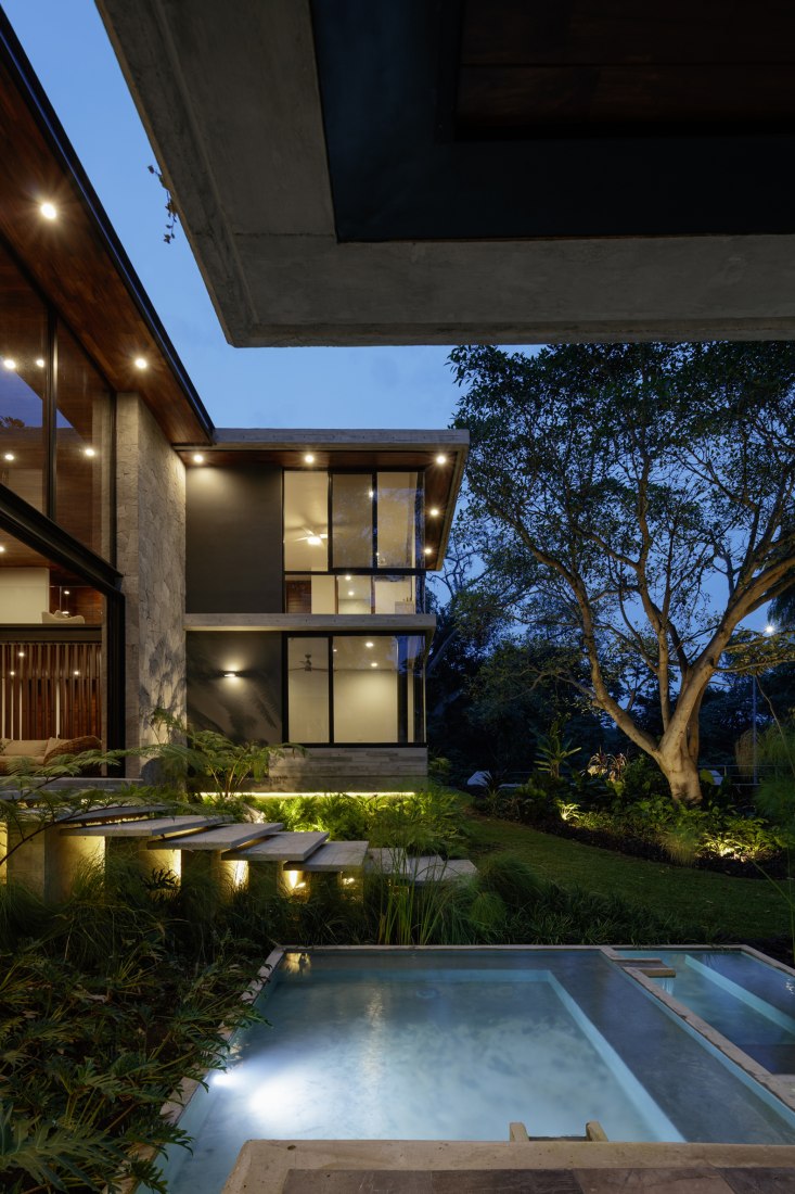 Casa Entreparotas by Di Frenna Arquitectos. Photograph by Lorena Darquea.
