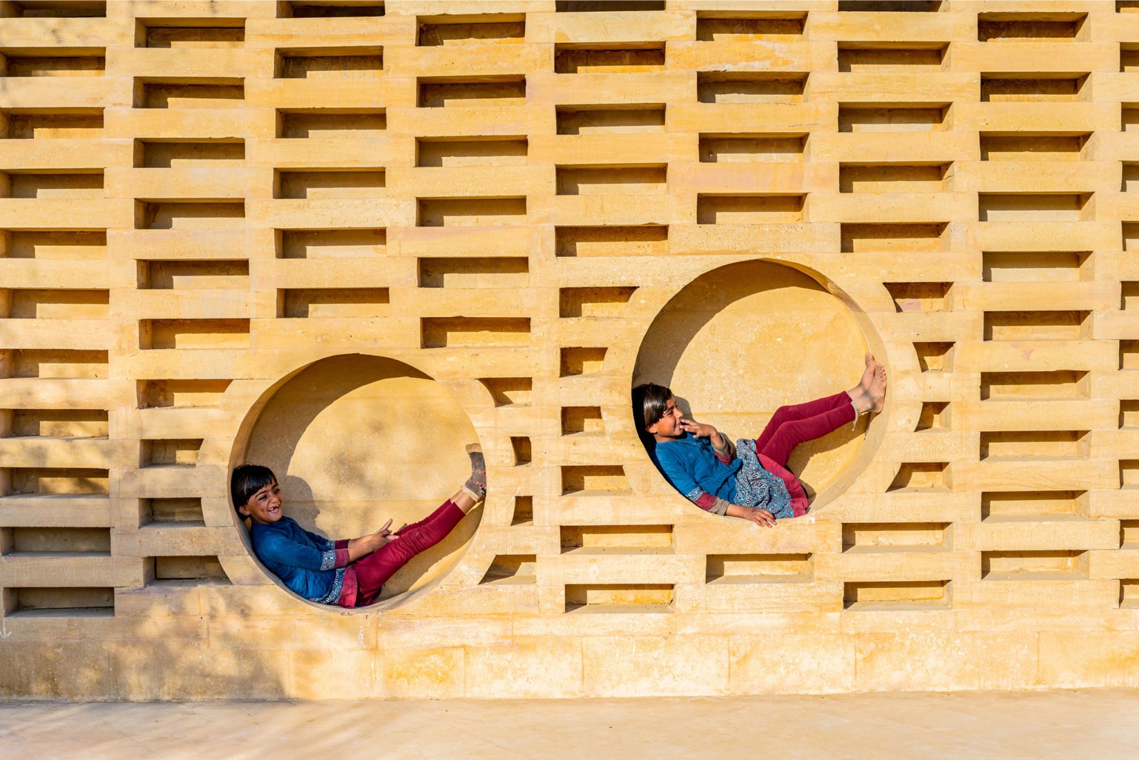 Escuela de niñas Rajkumari Ratnavati por Diana Kellogg Architects. Fotografía por Vinay Panjwani