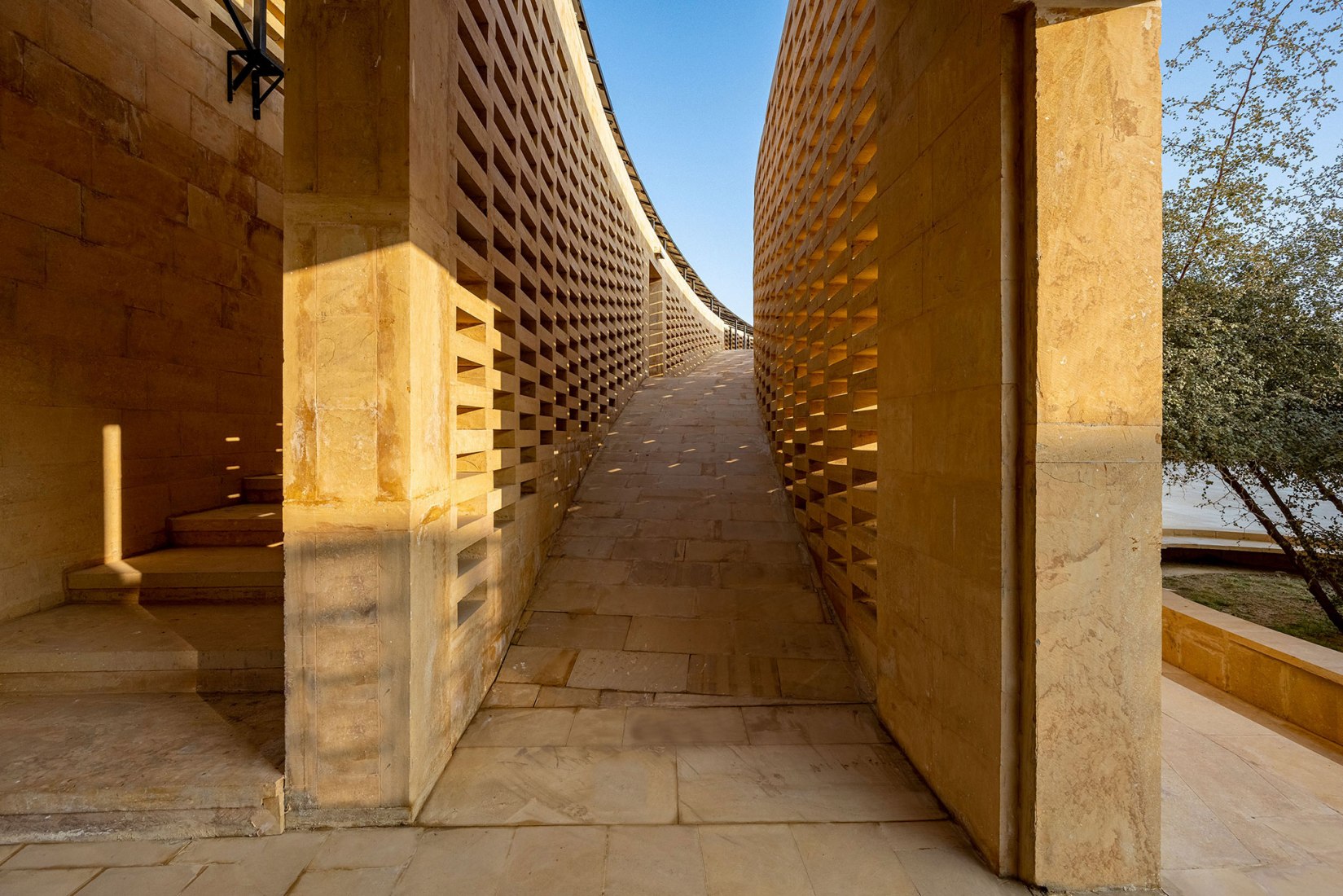 Escuela de niñas Rajkumari Ratnavati por Diana Kellogg Architects. Fotografía por Vinay Panjwani