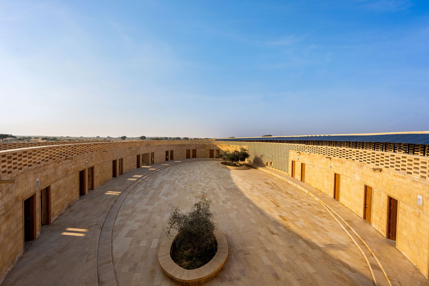 Escuela de niñas Rajkumari Ratnavati por Diana Kellogg Architects. Fotografía por Vinay Panjwani