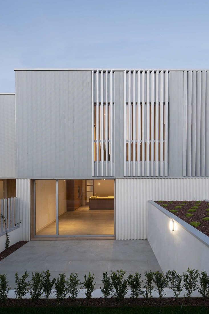 9 viviendas en As Galeras por Díaz y Díaz Arquitectos. Fotografía por Wifre Melendrez