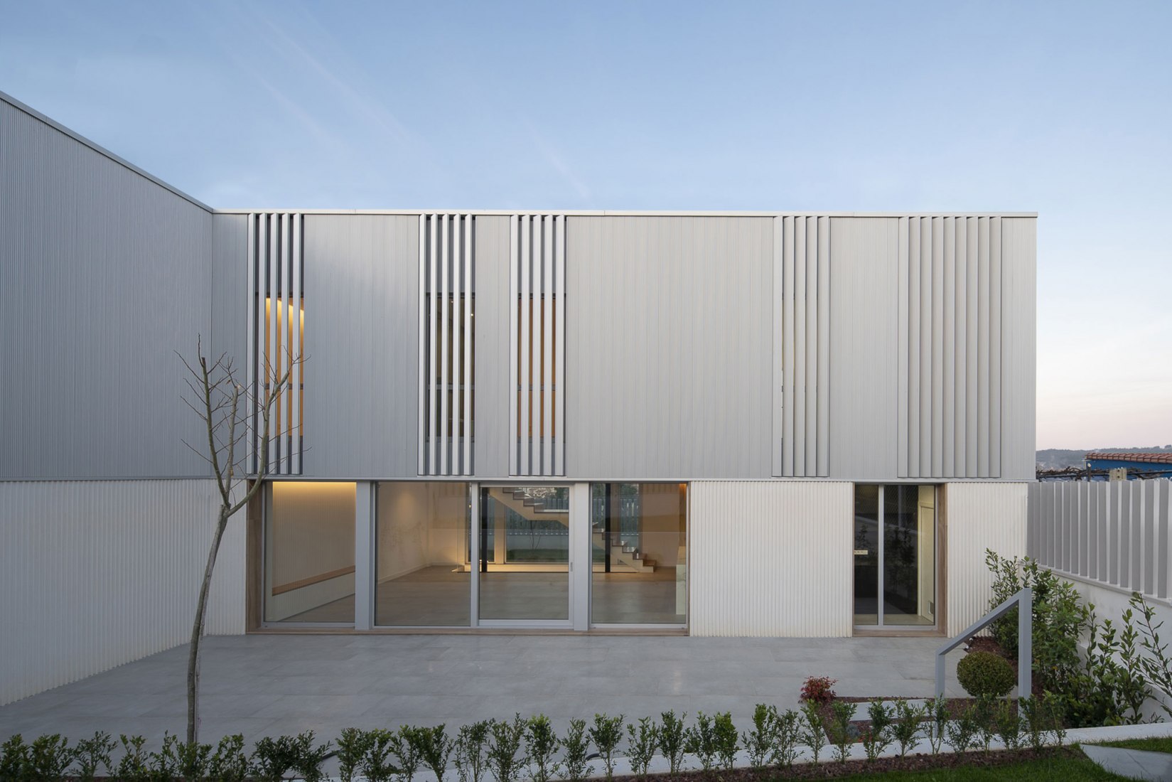 9 viviendas en As Galeras por Díaz y Díaz Arquitectos. Fotografía por Wifre Melendrez