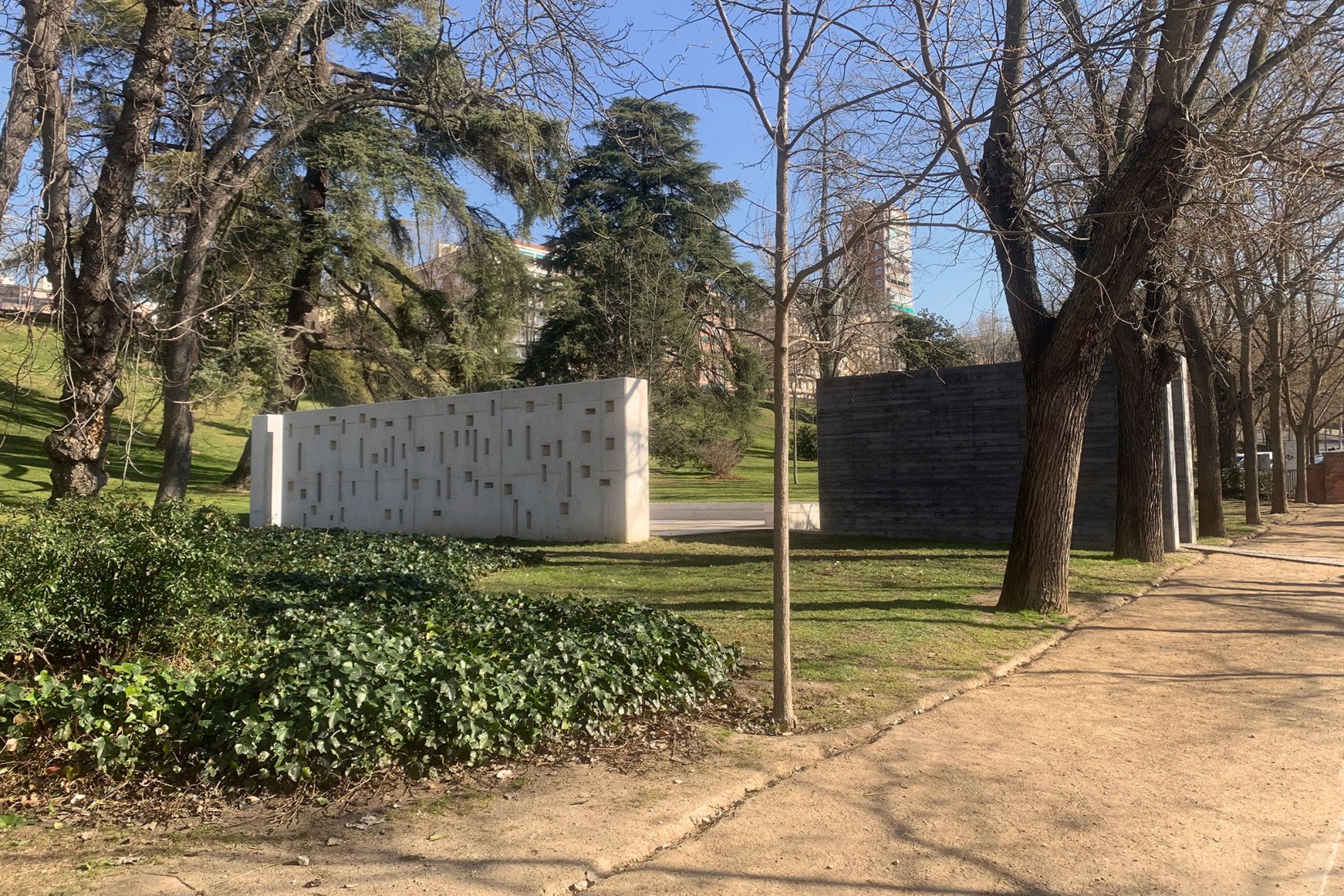 Memorial to the victims of the Yak-42 by Diego Manuel Novo Menéndez. Photograph by Memorial to the victims of the Yak-42 by Diego Manuel Novo Menéndez. Photograph by Diego Manuel Novo Menéndez.