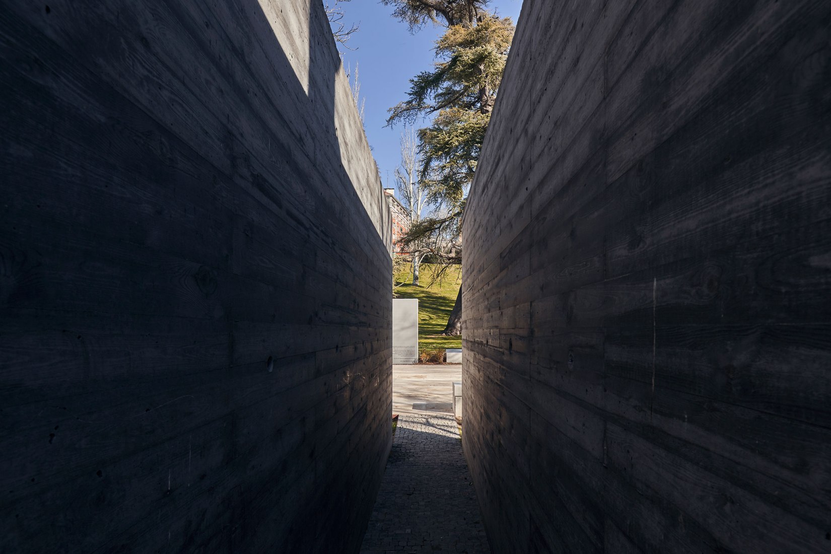Memorial to the victims of the Yak-42 by Diego Manuel Novo Menéndez. Photograph by Javier Bravo.