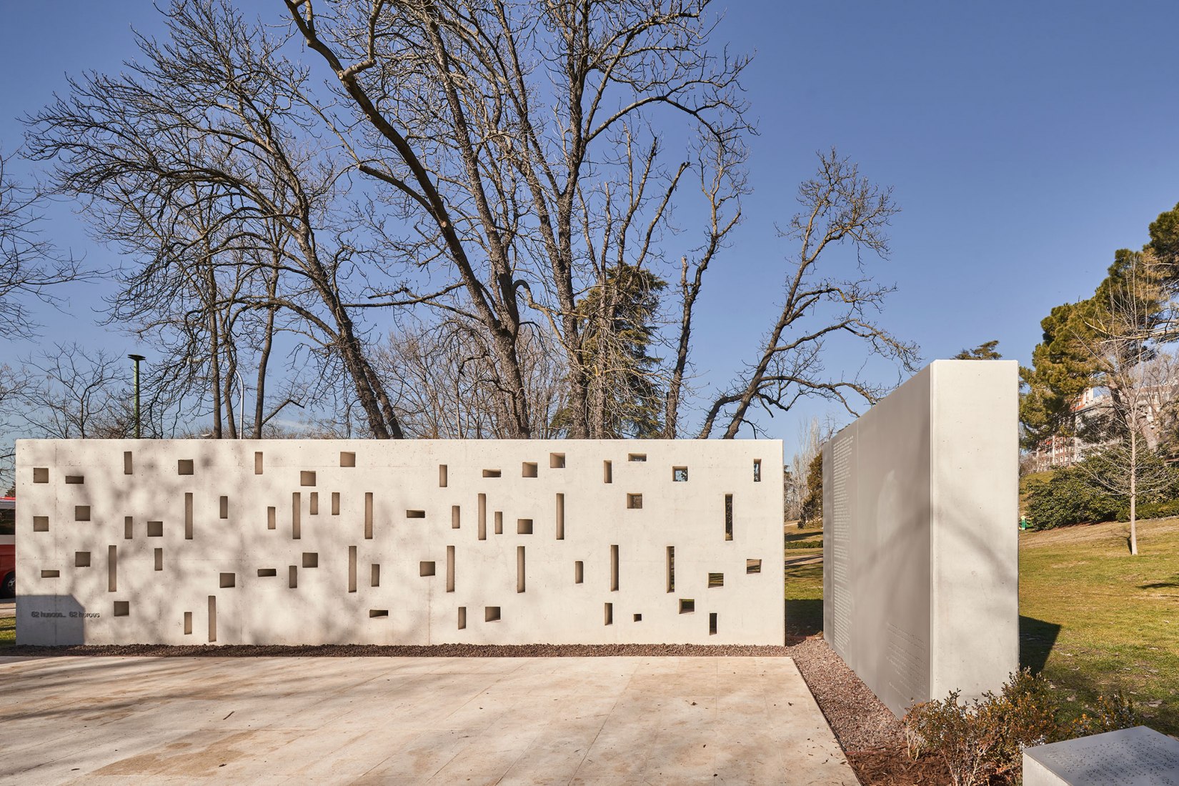 Memorial to the victims of the Yak-42 by Diego Manuel Novo Menéndez. Photograph by Javier Bravo.