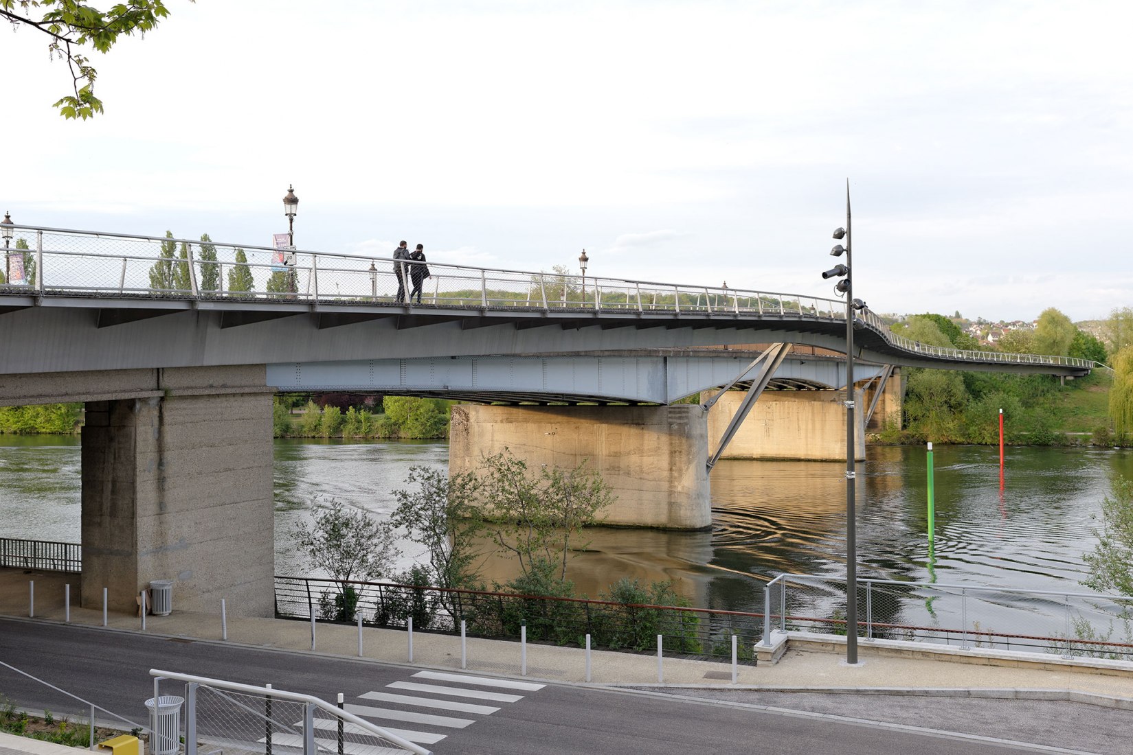 Pasarela peatonal sobre el Sena por Dietmar Feichtinger Architectes. Fotografía por David Boureau.