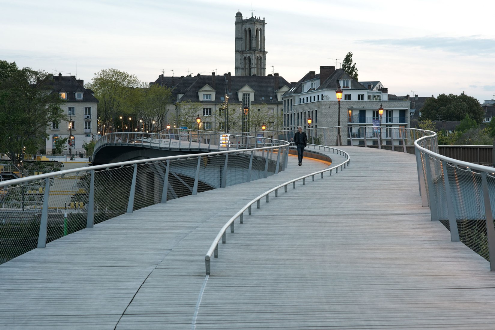 Pasarela peatonal sobre el Sena por Dietmar Feichtinger Architectes. Fotografía por David Boureau.