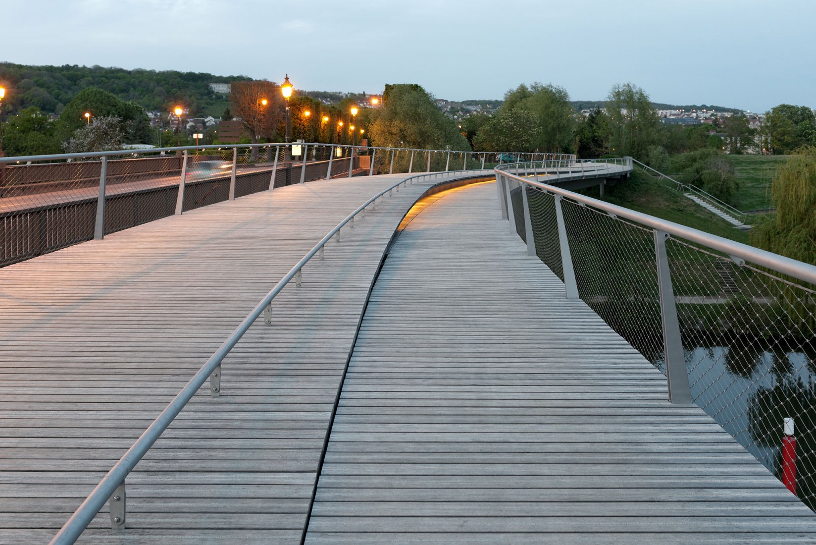 Pasarela peatonal sobre el Sena por Dietmar Feichtinger Architectes. Fotografía por David Boureau.