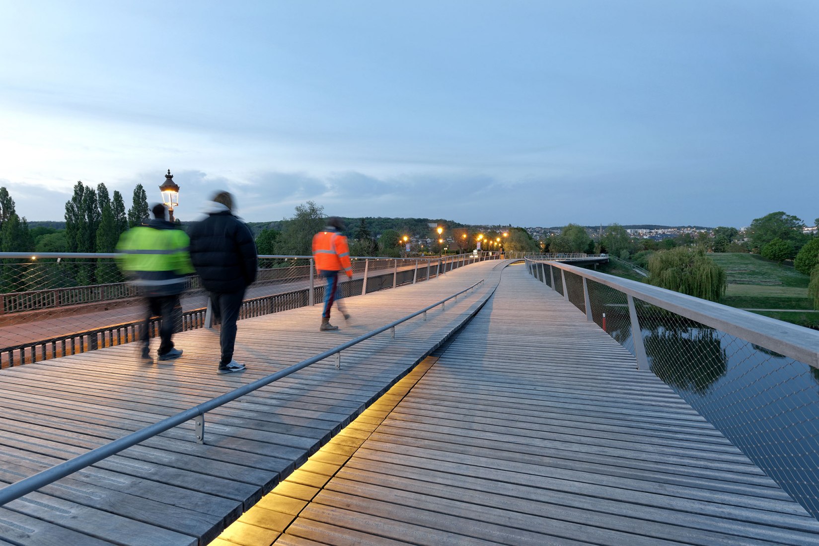 Pasarela peatonal sobre el Sena por Dietmar Feichtinger Architectes. Fotografía por David Boureau.