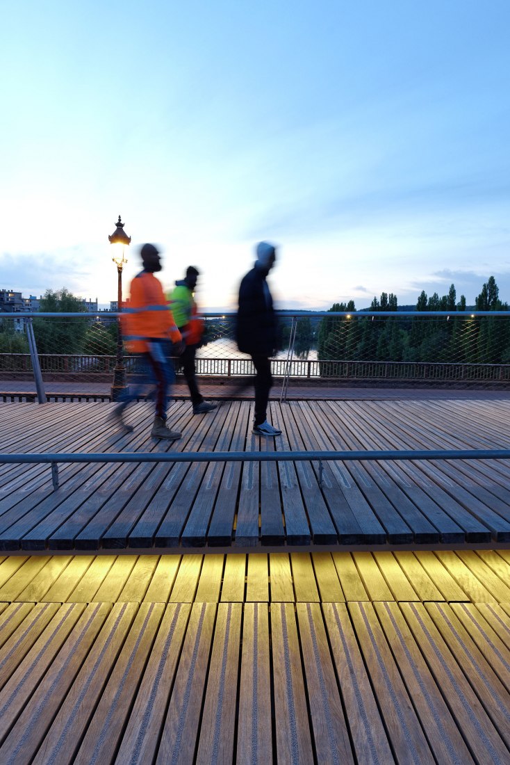 Pasarela peatonal sobre el Sena por Dietmar Feichtinger Architectes. Fotografía por David Boureau.