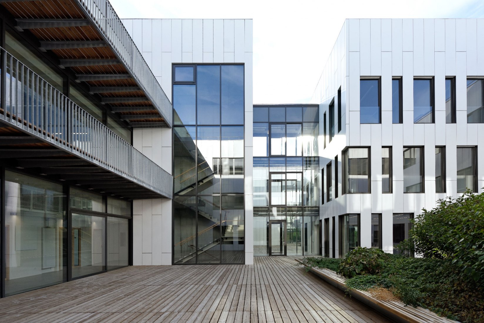 Entre yardas. Instituto de Neurociencia por Dietmar Feichtinger Architectes