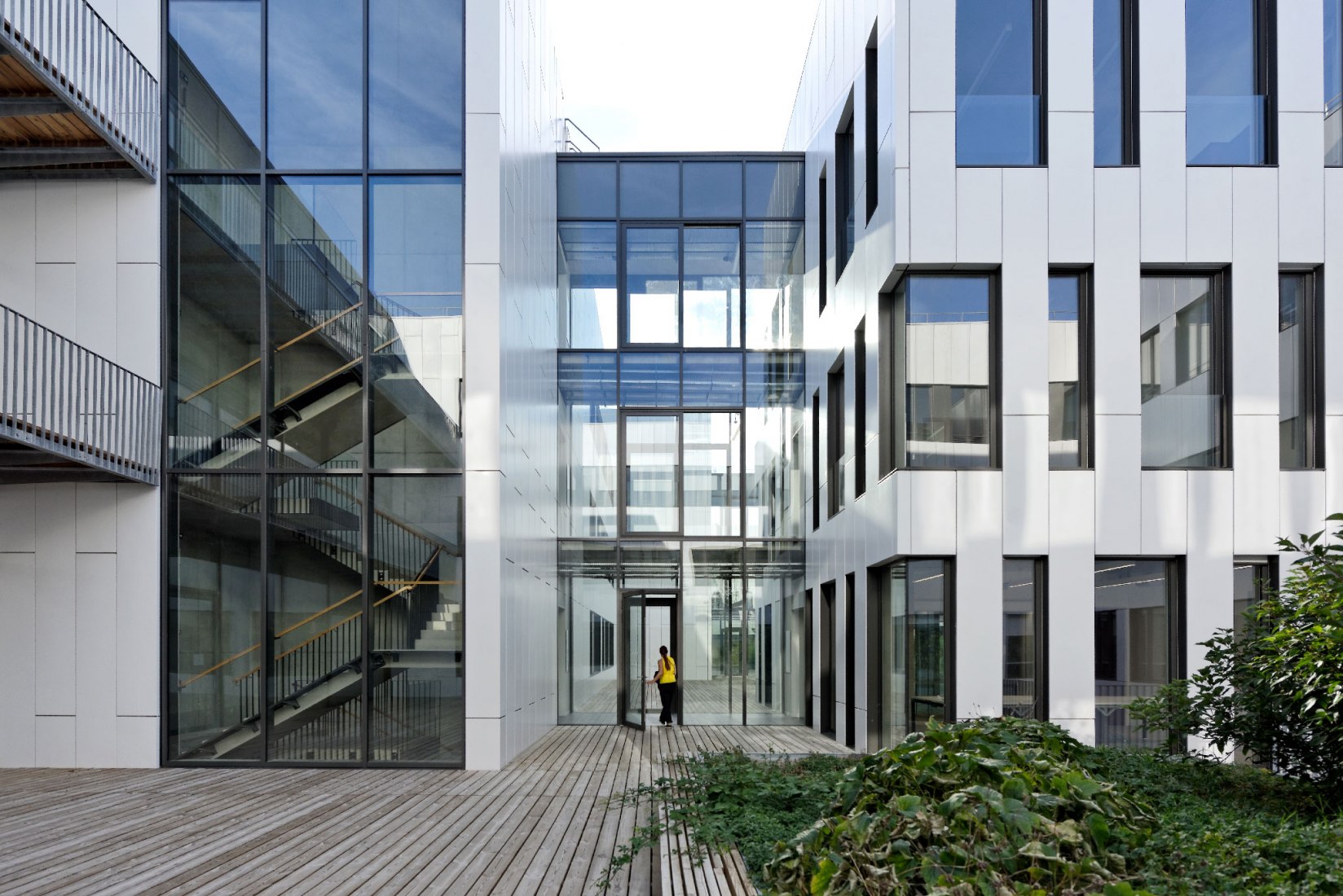 Entre yardas. Instituto de Neurociencia por Dietmar Feichtinger Architectes