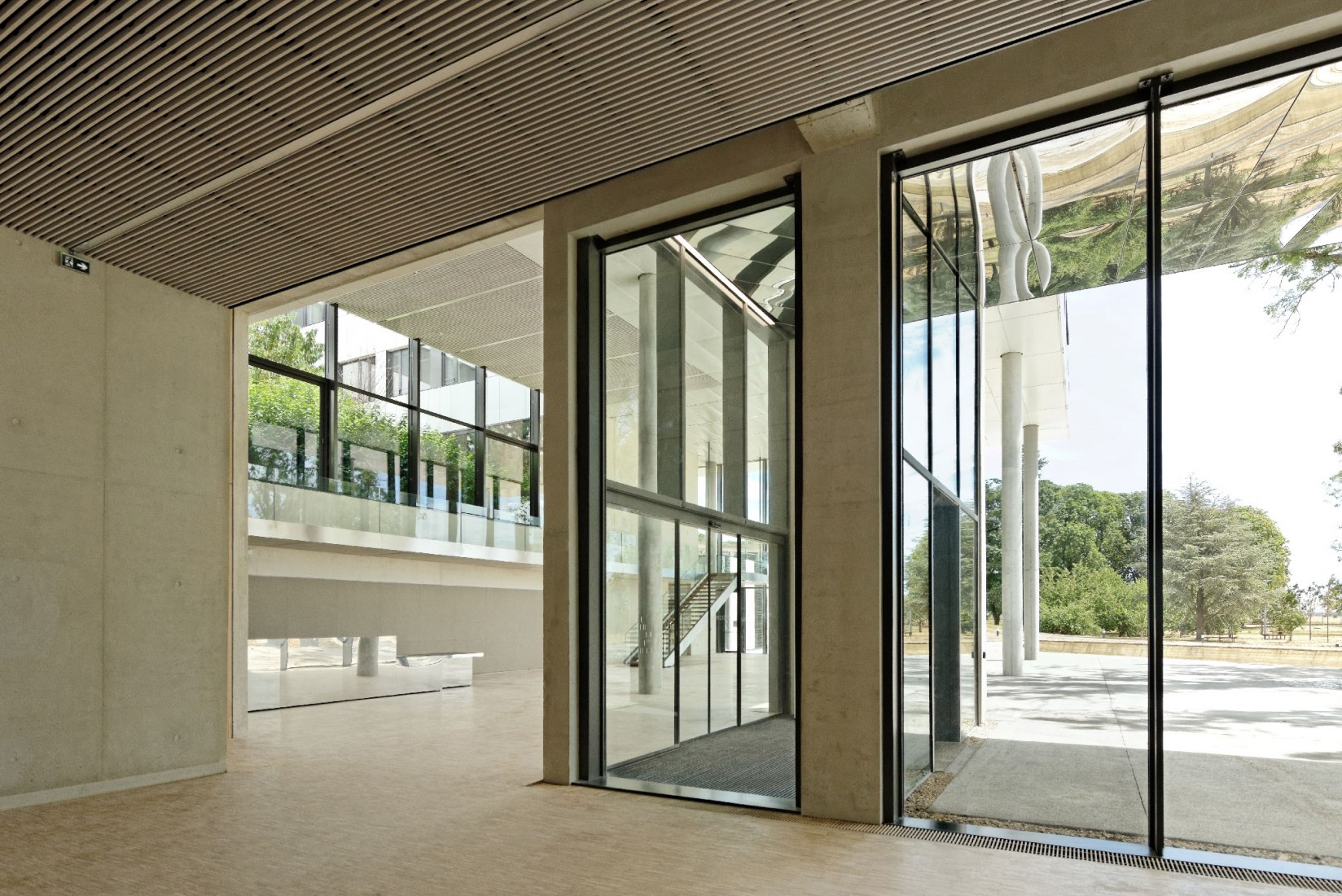 Hall de acceso. Instituto de Neurociencia por Dietmar Feichtinger Architectes