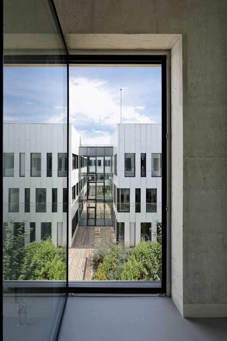 Vista al patio. Instituto de Neurociencia por Dietmar Feichtinger Architectes