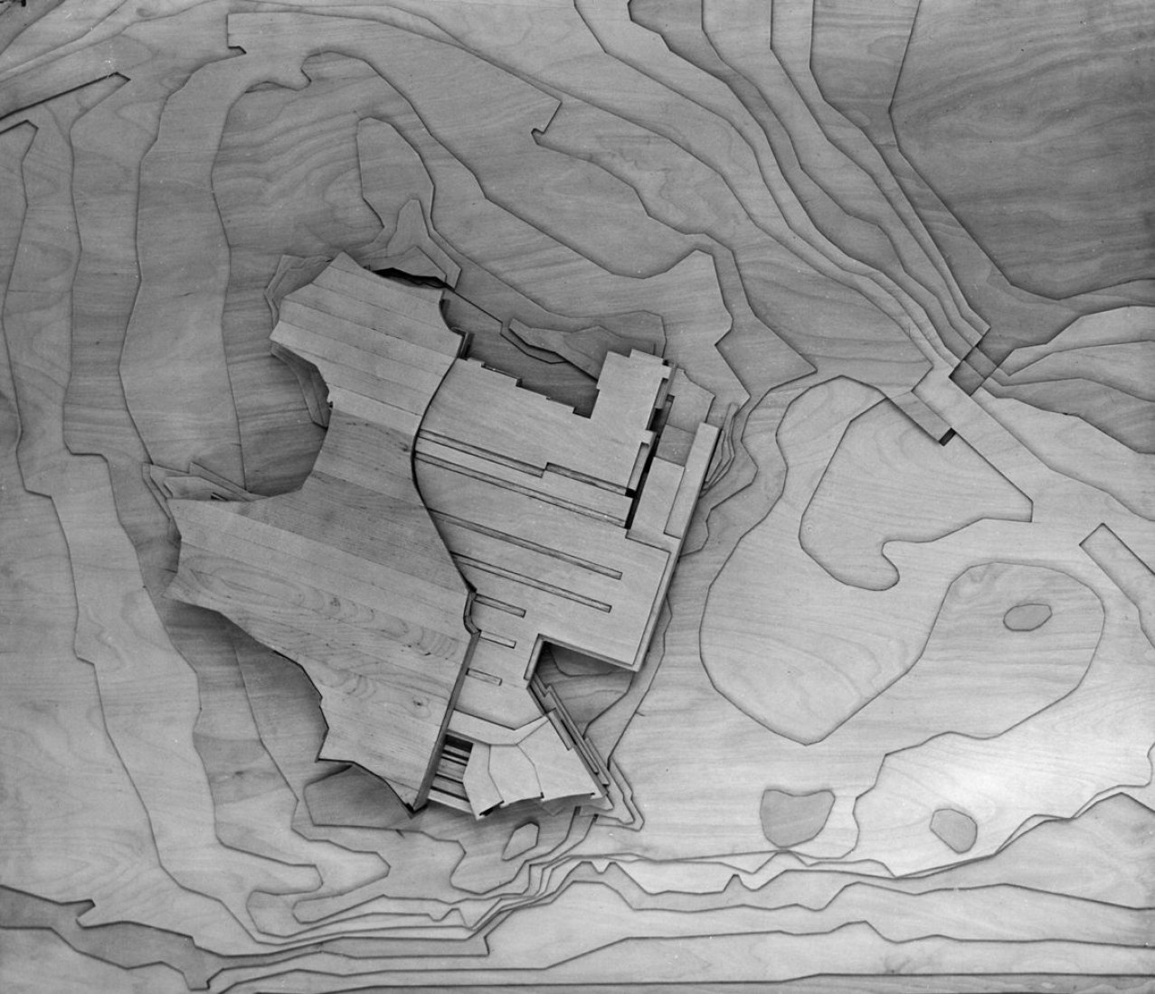 Fotografía de la maqueta a escala origianl: Simo Rista. Edificio Principal de la Universidad Aalto por ALA Architects.ginal scale model: Simo Rista. Aalto University Main Building by ALA Architects.ng by ALA Architects. Photograph © Tuomas Uusheimo