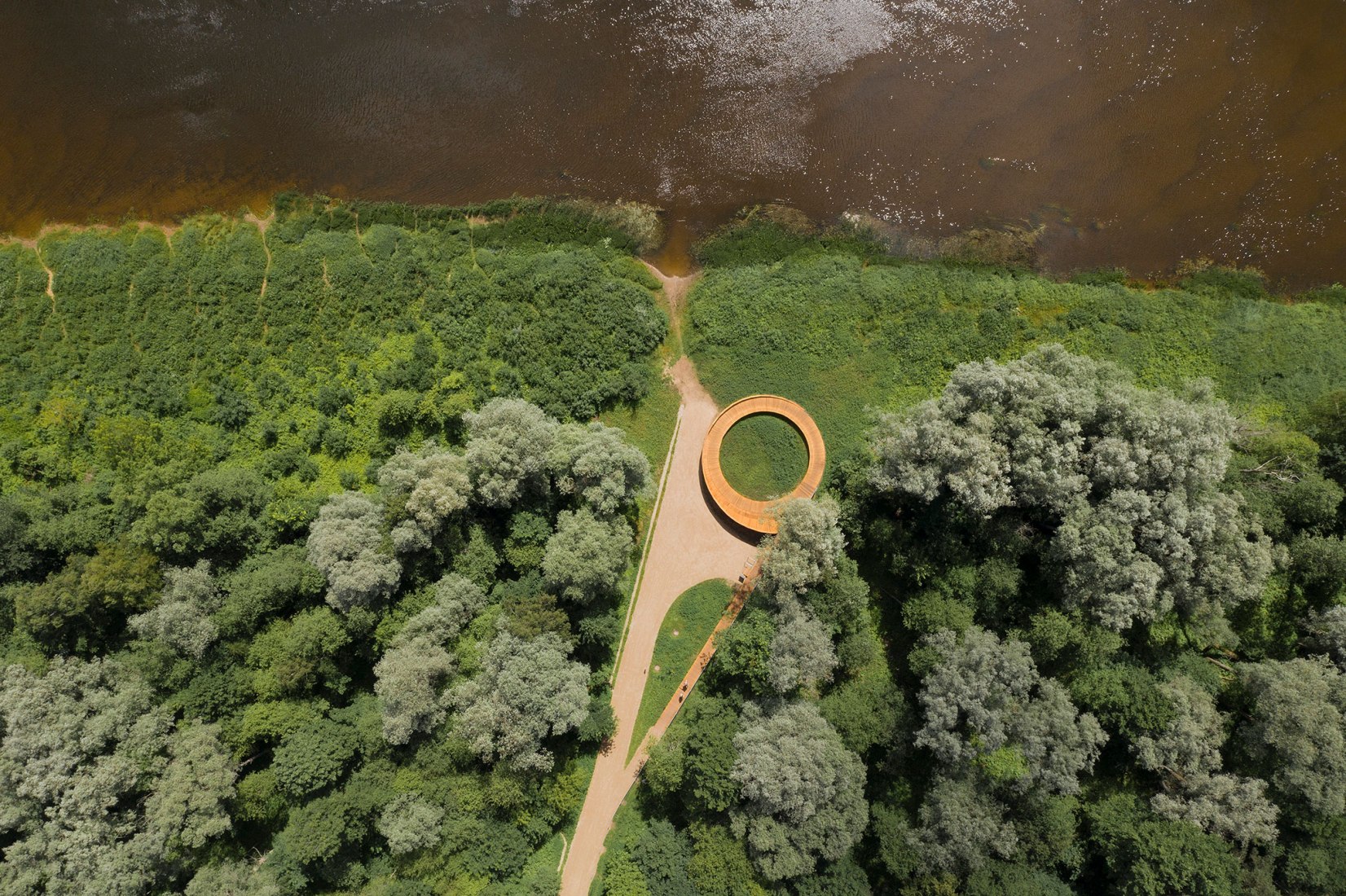 Sendero peatonal y mirador sobre el río por Didzis Jaunzems, DJA. Fotografía por Eriks Bozis