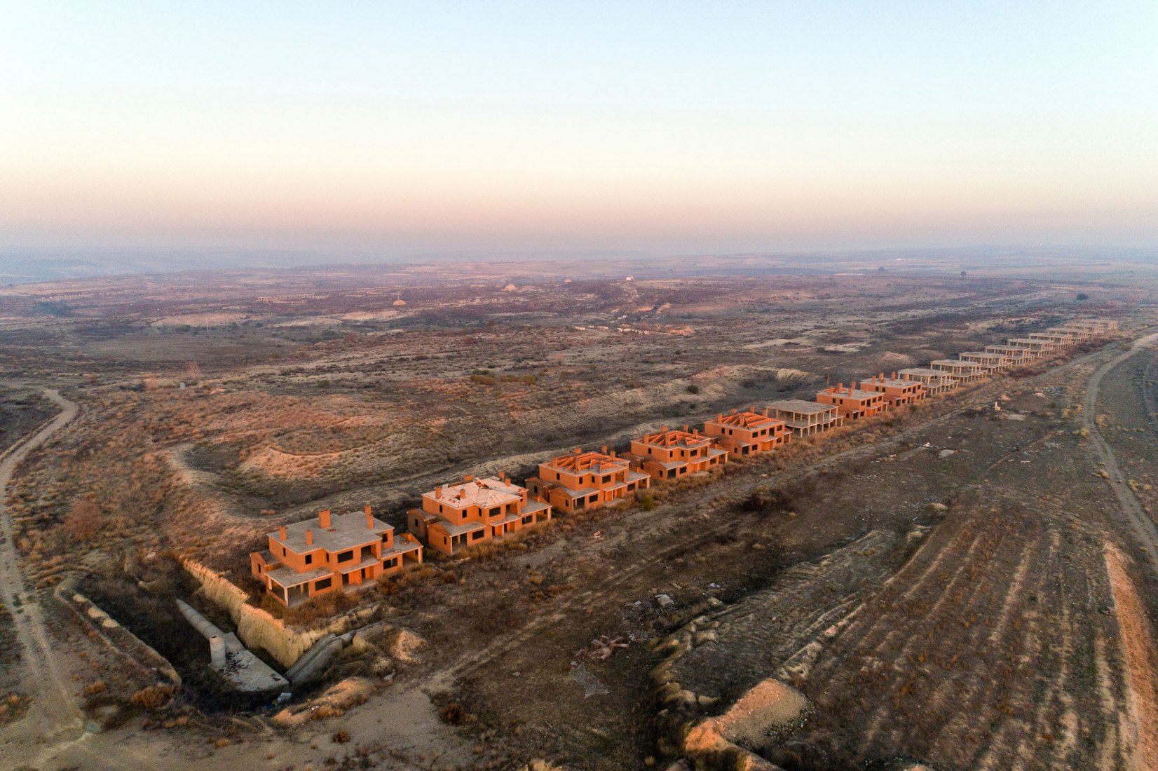 Sand Castles (part II). Ganadores del Premio de Fotografía DJI. Casas abandonadas de España y Salinas europeas. Fotografía © Markel Redondo