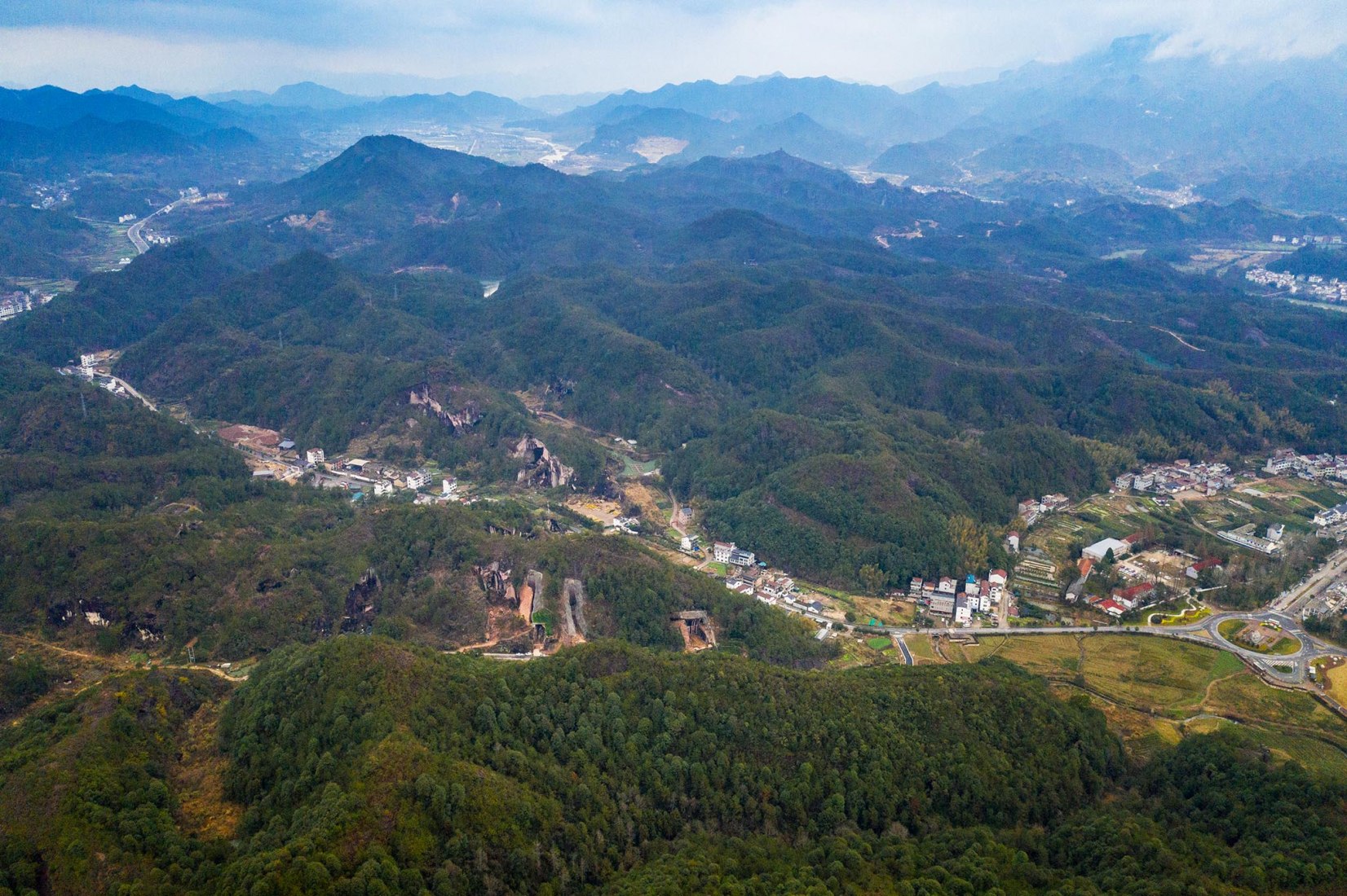 Jinyun Xiandu Valley. “The Quarry as Stage” by DnA_Design and Architecture. Photography by Wang Ziling / DnA_Design and Architecture 