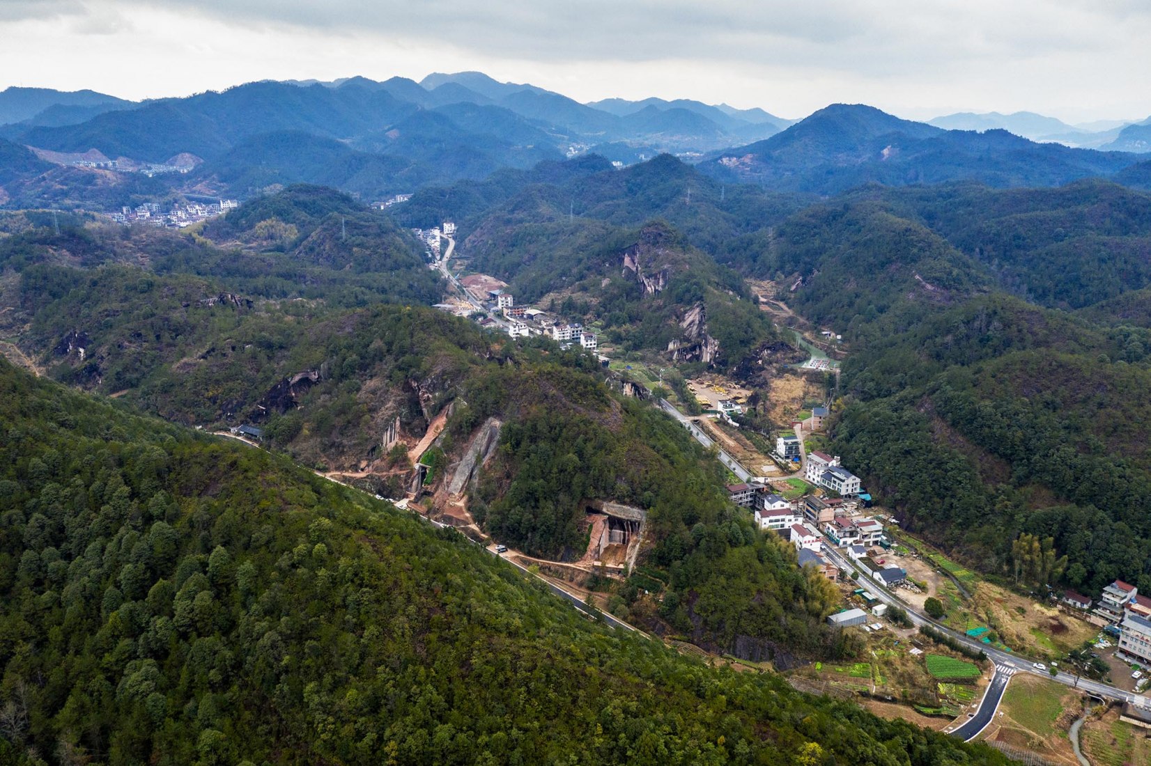 Jinyun Xiandu Valley. “The Quarry as Stage” by DnA_Design and Architecture. Photography by Wang Ziling / DnA_Design and Architecture 