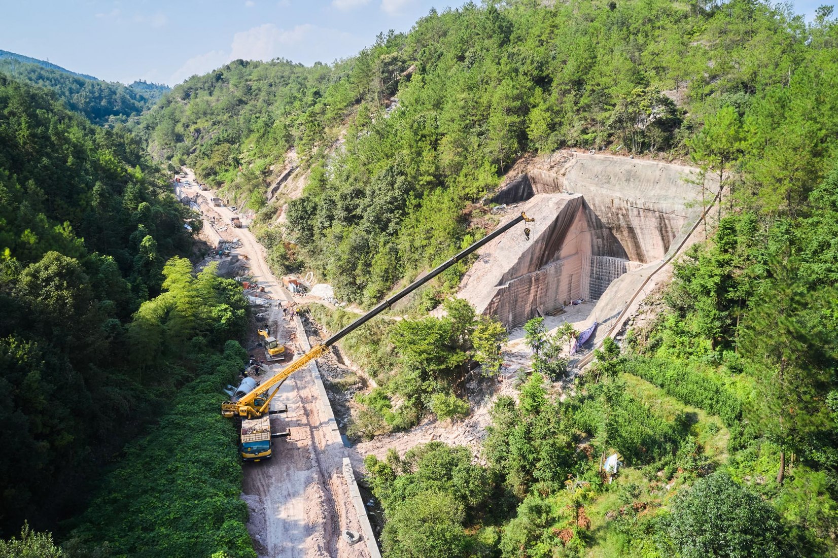 Construction in Quarry. “The Quarry as Stage” by DnA_Design and Architecture. Photography by Wang Ziling / DnA_Design and Architecture 