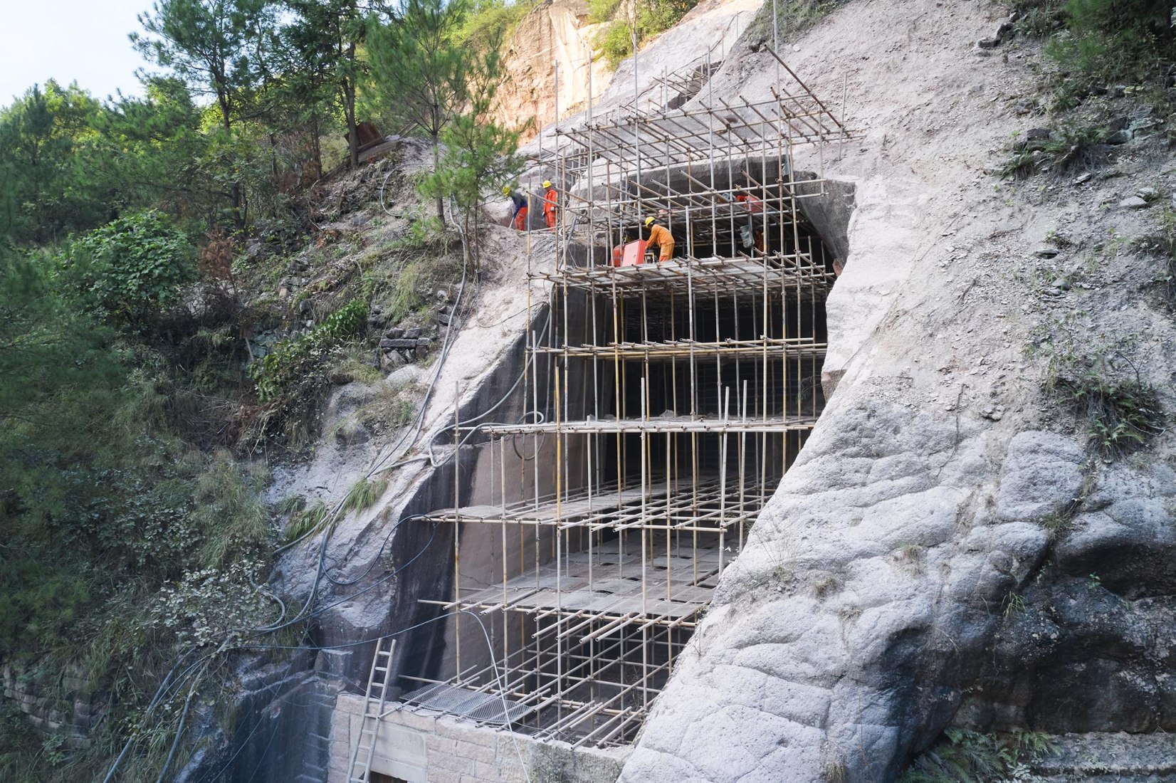 Construction in Quarry. “The Quarry as Stage” by DnA_Design and Architecture. Photography by Wang Ziling / DnA_Design and Architecture 