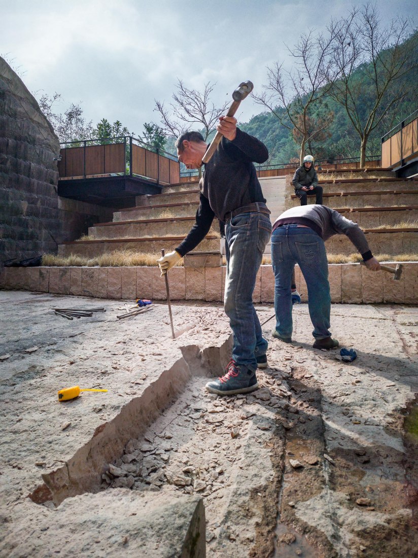 Quarry worker performance in quarry. “The Quarry as Stage” by DnA_Design and Architecture. Photography by Wang Ziling / DnA_Design and Architecture 