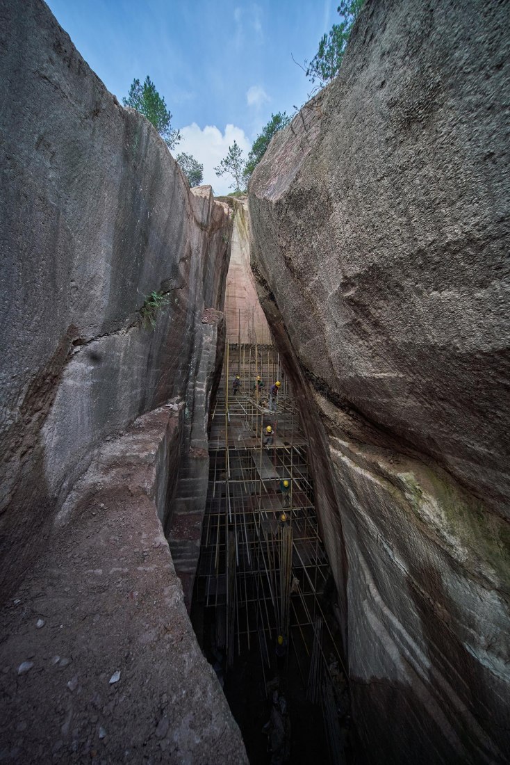 Construction in Quarry. “The Quarry as Stage” by DnA_Design and Architecture. Photography by Wang Ziling / DnA_Design and Architecture 