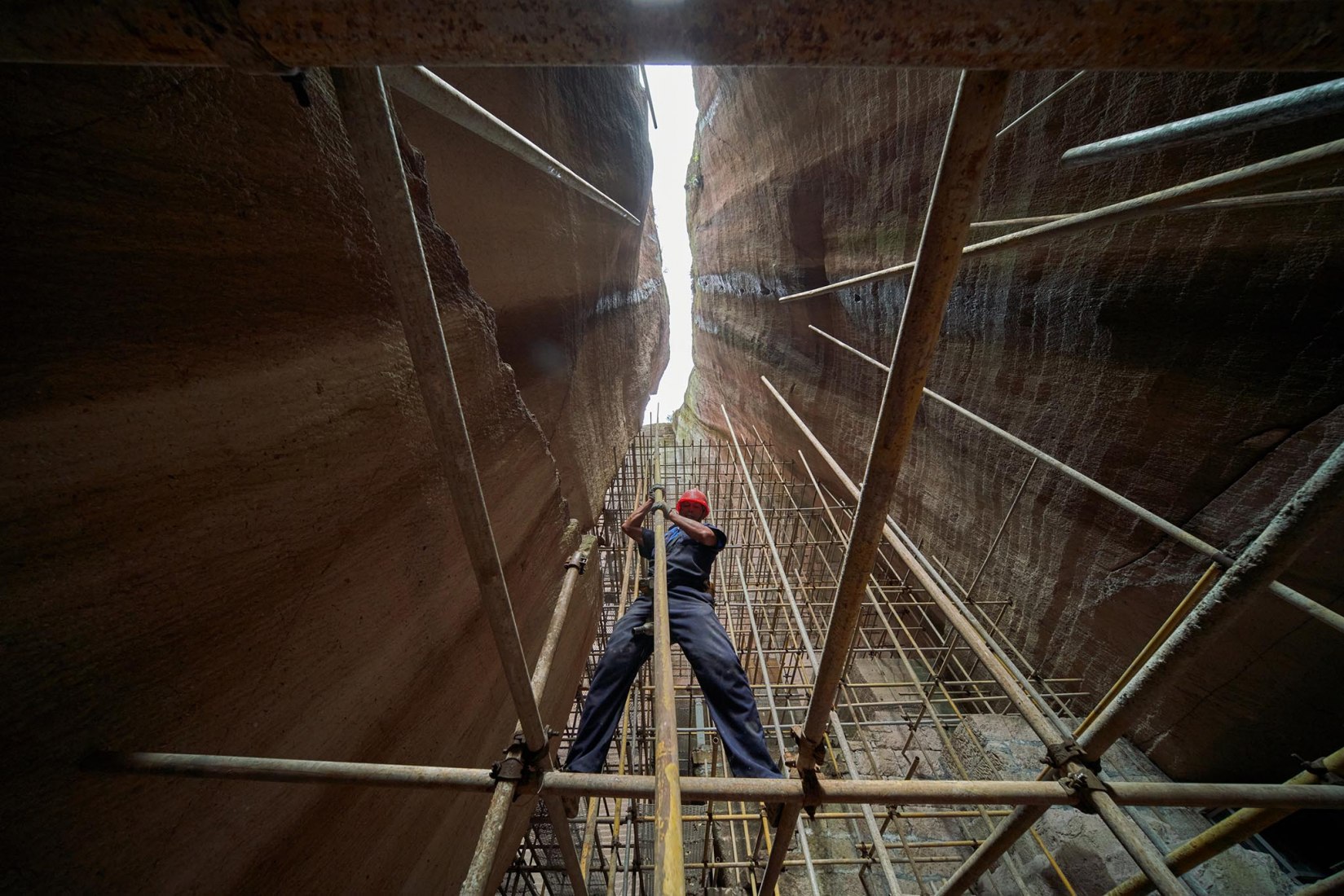 Construction in Quarry. “The Quarry as Stage” by DnA_Design and Architecture. Photography by Wang Ziling / DnA_Design and Architecture 