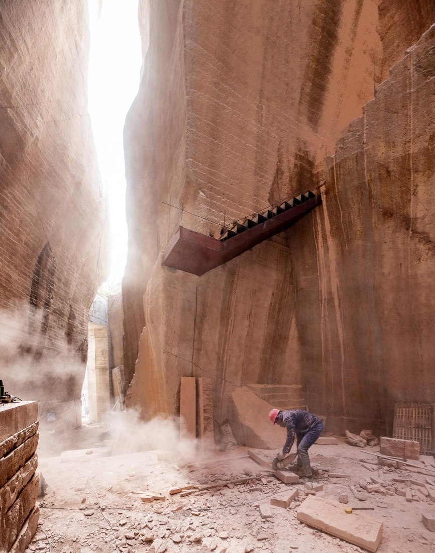 Construction in Quarry. “The Quarry as Stage” by DnA_Design and Architecture. Photography by Wang Ziling / DnA_Design and Architecture 