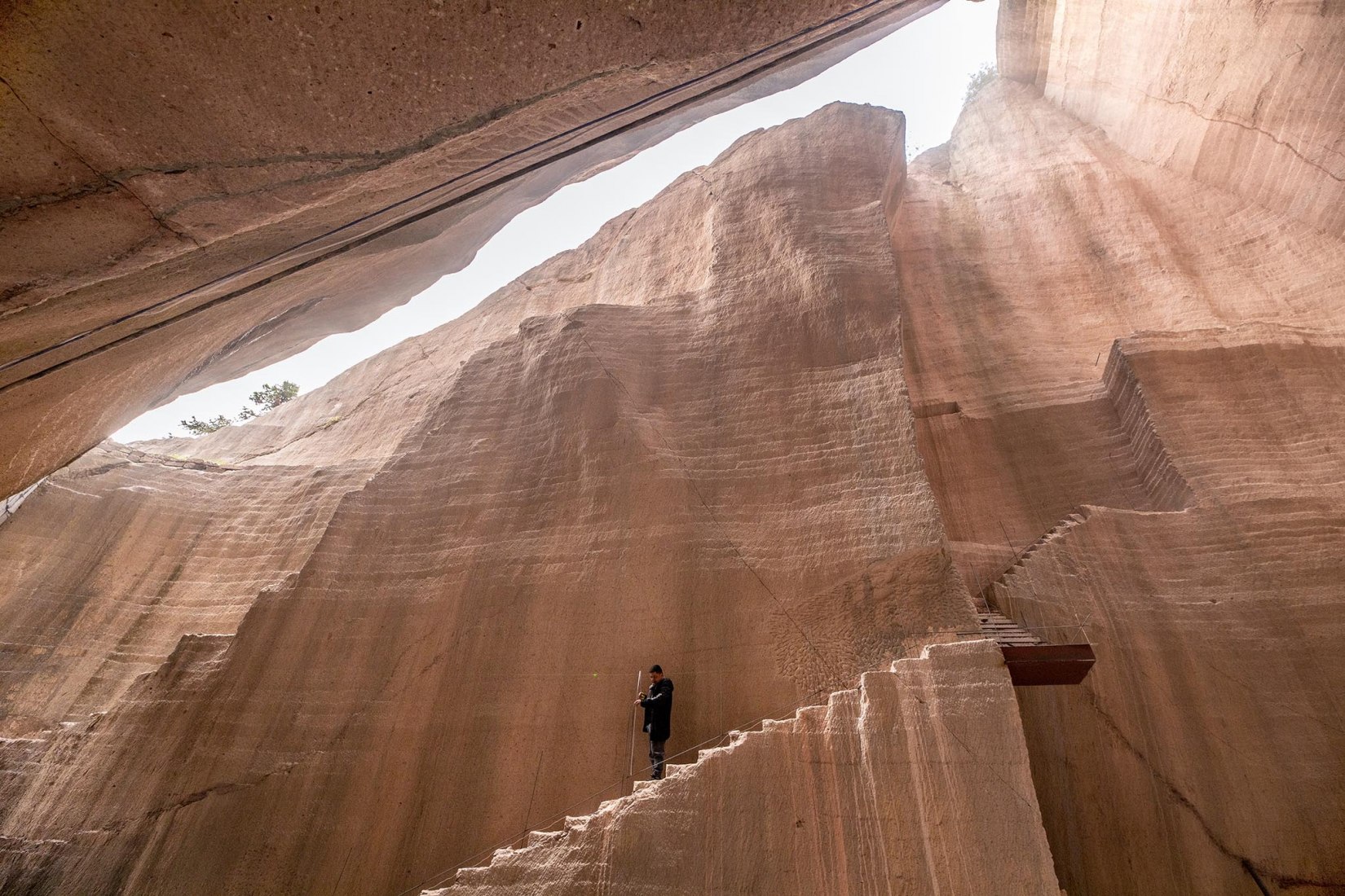 Construction in Quarry. “The Quarry as Stage” by DnA_Design and Architecture. Photography by Wang Ziling / DnA_Design and Architecture 