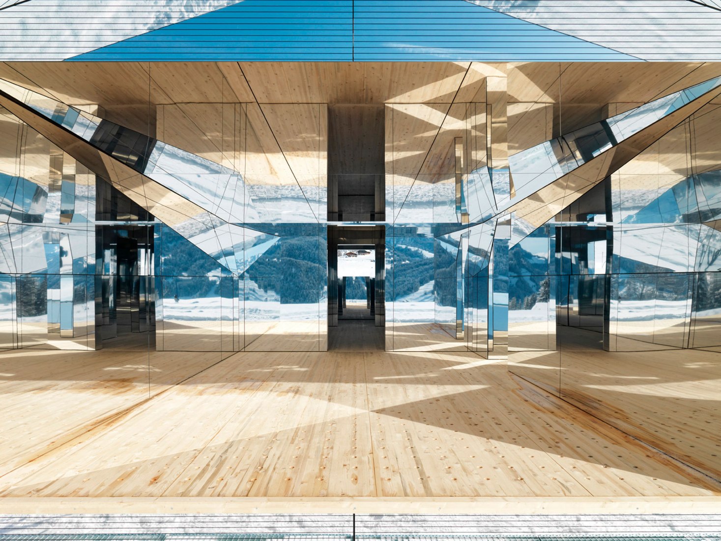 Casa Mirage instalada en los Alpes suizos por Doug Aitken. Fotografía por Stefan Altenburger, cortesía de Doug Aitken