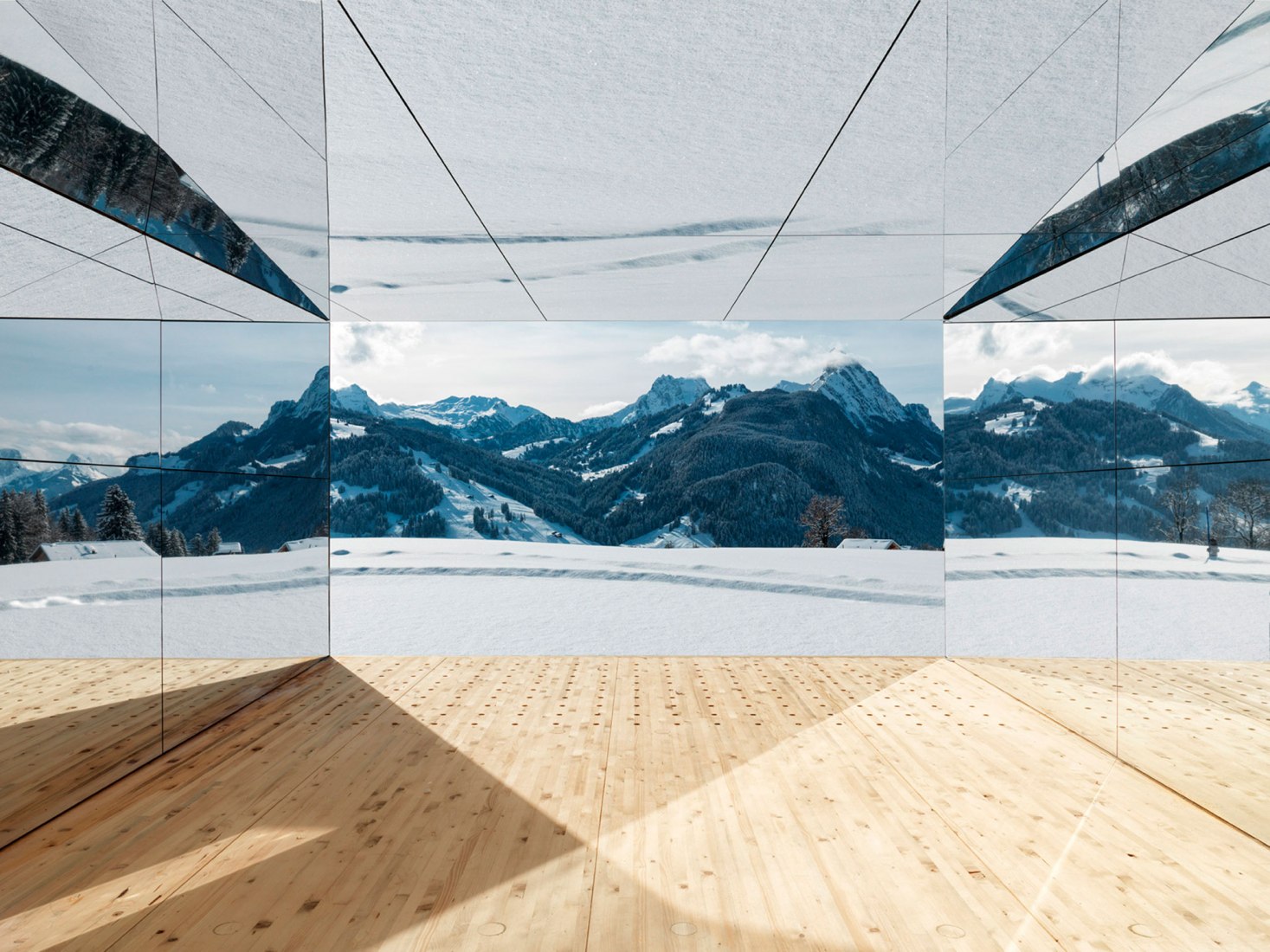 Casa Mirage instalada en los Alpes suizos por Doug Aitken. Fotografía por Stefan Altenburger, cortesía de Doug Aitken