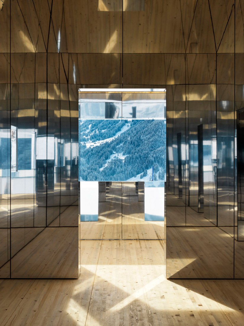 Casa Mirage instalada en los Alpes suizos por Doug Aitken. Fotografía por Stefan Altenburger, cortesía de Doug Aitken